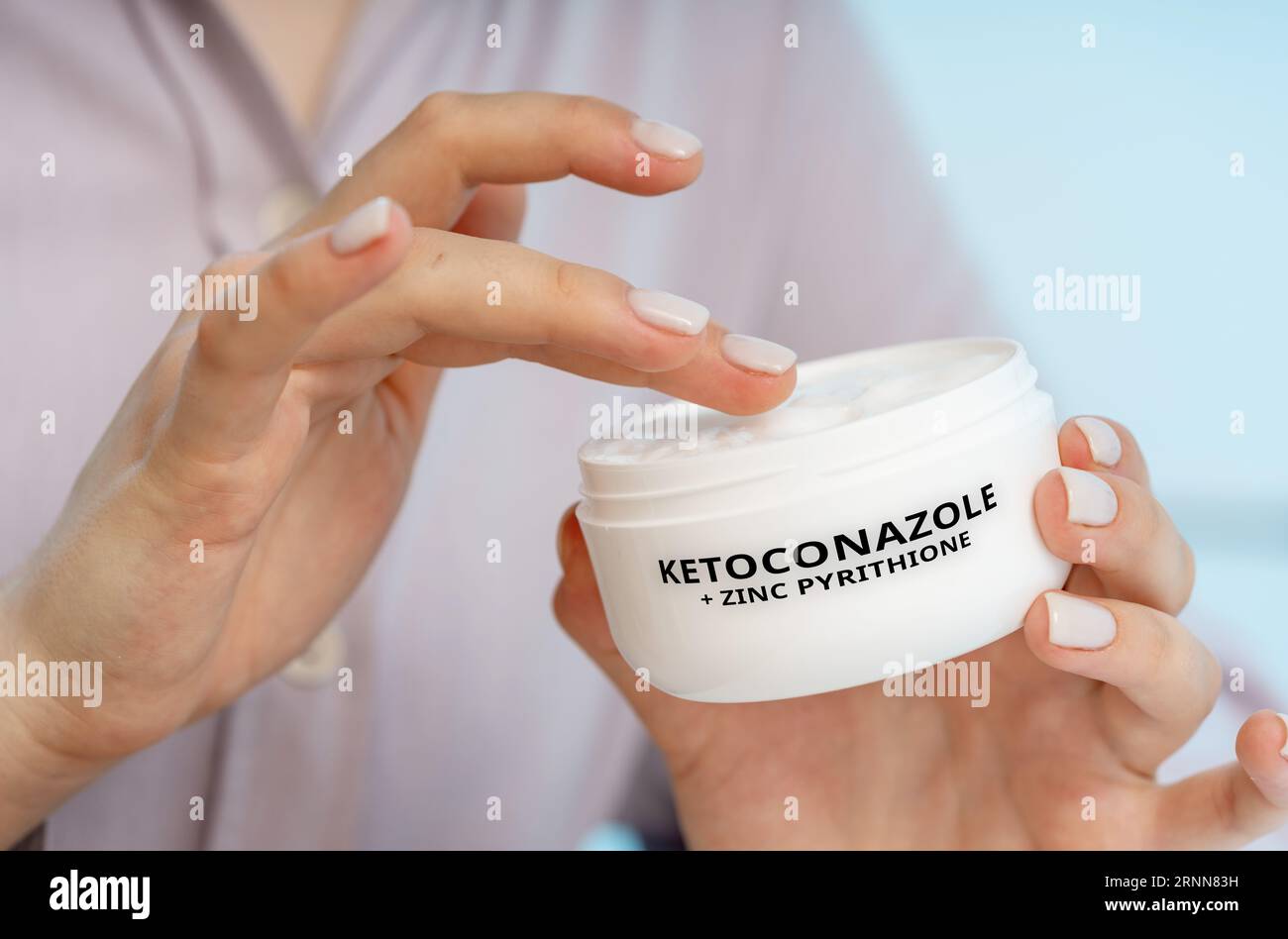 Kétoconazole + zinc pyrithione : une crème combinée utilisée pour traiter les pellicules et la dermatite séborrhéique en ciblant la prolifération fongique et en réduisant l’infla Banque D'Images