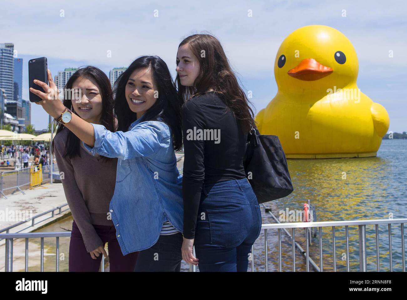 (170701) -- TORONTO, le 1 juillet 2017 -- des gens prennent des selfies avec un canard gonflable géant en caoutchouc à Toronto, Canada, le 30 juin 2017.) (zcc) CANADA-TORONTO-CANARD GÉANT EN CAOUTCHOUC ZouxZheng PUBLICATIONxNOTxINxCHN Toronto juillet 1 2017 célébrités prennent des selfies avec un canard géant gonflable en caoutchouc à Toronto Canada juin 30 2017 ZCC Canada Toronto Canard géant en caoutchouc ZouxZheng PUBLICATIONxNOTxINxCHN Banque D'Images