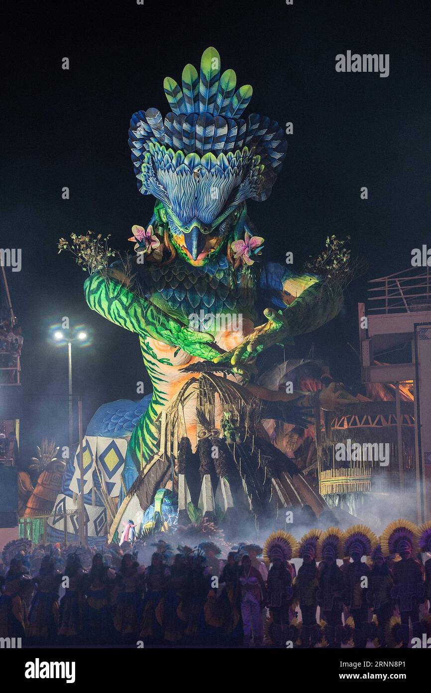 (170701) -- PARINTINS, le 1 juillet 2017 -- Un char de l'équipe de Caprichoso participe au Festival folklorique Parintins à Parintins, dans l'État d'Amazonas, au Brésil, le 1 juillet 2017. Parintins folklore Festival, une célébration annuelle populaire tenue dans la ville brésilienne de Parintins, Amazonas, a débuté vendredi soir. (Jmmn) BRÉSIL-PARINTINS-FESTIVAL LixMing PUBLICATIONxNOTxINxCHN Parintins juillet 1 2017 un défilé de l'équipe Caprichoso entre pendant le Parintins folklore Festival à Parintins l'État amazonien Brésil LE 1 2017 juillet Parintins folklore Festival un héros de célébration annuel populaire i Banque D'Images