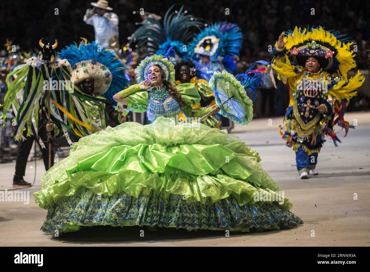 (170702) -- PARINTINS, 2 juillet 2017 -- un acteur de l'équipe Caprichoso se produit lors du Festival folklorique Parintins à Parintins, dans l'État d'Amazonas, Brésil, le 1 juillet 2017. Parintins folklore Festival, une célébration annuelle populaire tenue dans la ville brésilienne de Parintins, Amazonas, a débuté vendredi soir. (Zxj) BRÉSIL-PARINTINS-FESTIVAL LixMing PUBLICATIONxNOTxINxCHN Parintins juillet 2 2017 à l'acteur de l'équipe Caprichoso se produit pendant le Parintins folklore Festival à Parintins l'État amazonien Brésil LE 1 2017 juillet Parintins folklore Festival un héros annuel populaire de célébration dans le soutien-gorge Banque D'Images