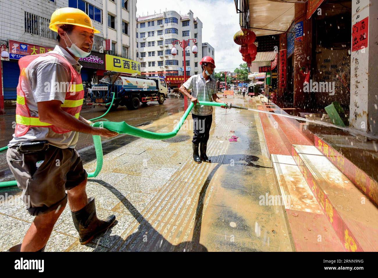 (170703) -- QUANZHOU, 3 juillet 2017 -- des gens nettoient une rue après une inondation dans la ville de Quanzhou, dans la région autonome de Guangxi Zhuang, dans le sud de la Chine, le 3 juillet 2017. Des travaux de prévention des épidémies et de nettoyage des boues sont en cours alors que les inondations se sont atténuées dans la province du Hunan du centre de la Chine et dans la région autonome du Guangxi Zhuang du sud de la Chine. (lfj) CHINA-FLOOD-FOLLOW-UP WORK (CN) WangxZichuang PUBLICATIONxNOTxINxCHN Quanzhou juillet 3 2017 célébrités nettoient une rue après une inondation dans la ville de Quanzhou Sud Chine S Guangxi Zhuang région autonome juillet 3 2017 des travaux de prévention des épidémies et de nettoyage de boue sont en cours comme flo Banque D'Images