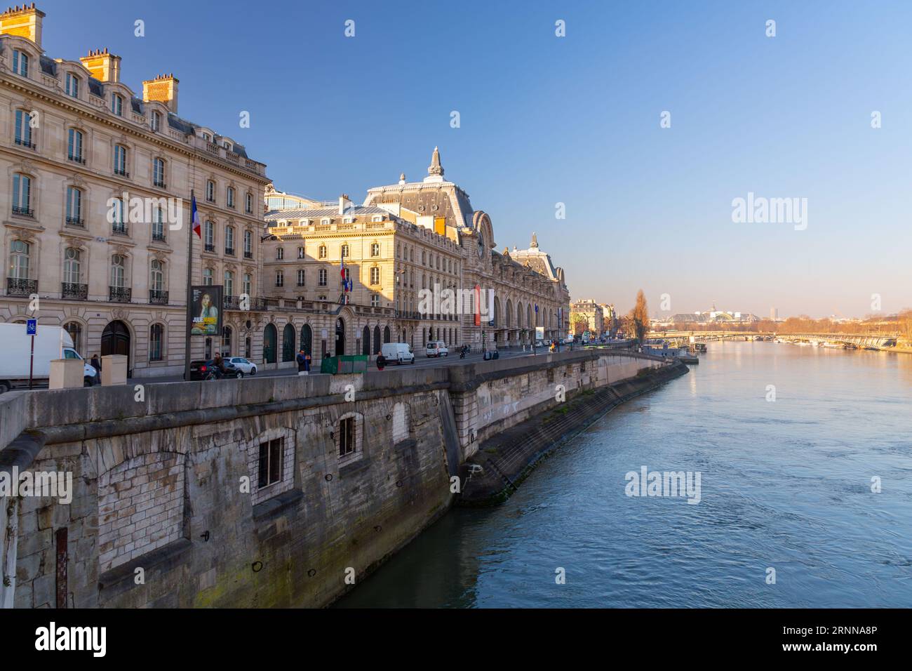 Paris, France - 24 janvier 2022 : le Musée d'Orsay est un musée situé à Paris, sur la rive gauche de la Seine, installé dans l'ancienne Gare d'Orsay, un musée des Beaux-Arts Banque D'Images