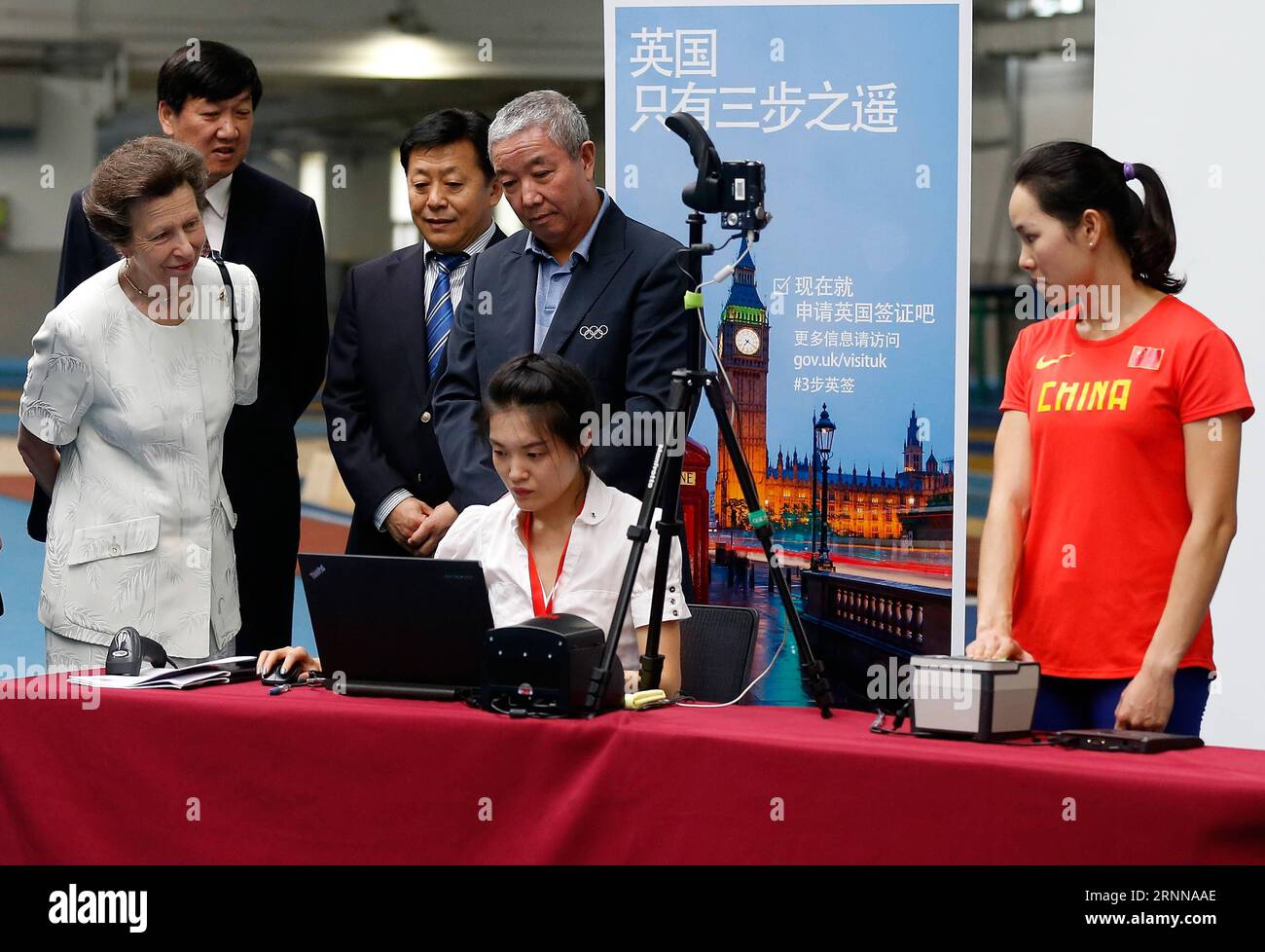 (170704) -- PÉKIN, le 4 juillet 2017 -- l'athlète chinoise Wei Yongli (1e R) s'occupe de son visa alors que la princesse britannique Anne (1e L) regarde un stade d'entraînement de l'Administration générale des sports à Pékin, capitale de la Chine, le 4 juillet 2017. La princesse Anne a rencontré mardi des athlètes chinois d'athlétisme qui se rendront à Londres pour assister aux Championnats du monde de l'IAAF 2017. (SP)CHINA-BEIJING-ATHLETICS-PRINCESS ANNE-VISIT (CN) WangxLili PUBLICATIONxNOTxINxCHN Beijing juillet 4 2017 l'athlète chinoise Wei Yongli 1st r traite de son visa alors que la princesse britannique Anne 1st l regarde une étape d'entraînement du général ADM Banque D'Images