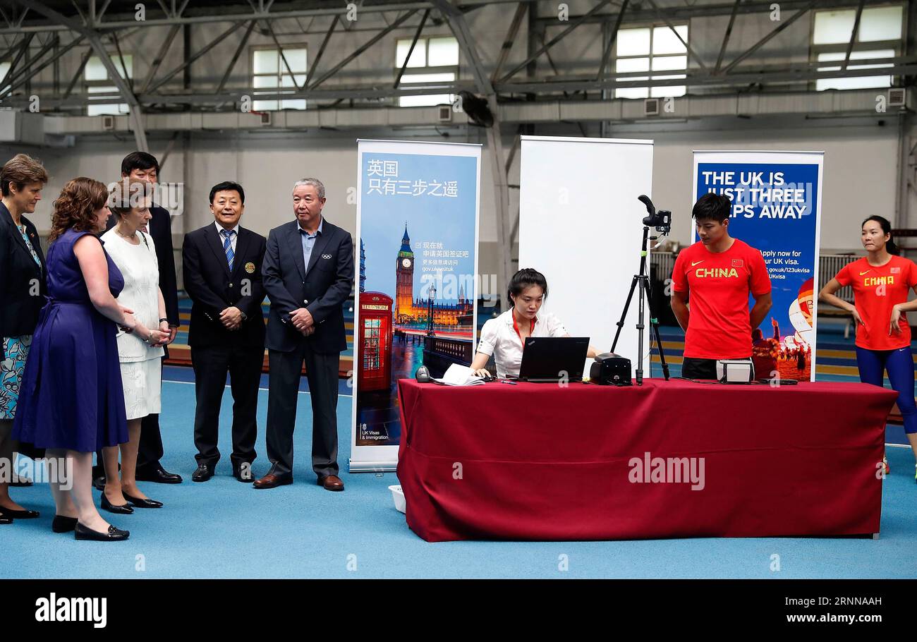 (170704) -- PÉKIN, 4 juillet 2017 -- l'athlète chinois su Bingtian (2e R) s'occupe de son visa alors que la princesse britannique Anne (3e L) regarde un stade d'entraînement de l'Administration générale des sports à Pékin, capitale de la Chine, le 4 juillet 2017. La princesse Anne a rencontré mardi des athlètes chinois d'athlétisme qui se rendront à Londres pour assister aux Championnats du monde de l'IAAF 2017. (SP)CHINA-BEIJING-ATHLETICS-PRINCESS ANNE-VISIT (CN) WangxLili PUBLICATIONxNOTxINxCHN Beijing juillet 4 2017 l'athlète chinois SU 2e r traite de son visa comme la princesse britannique Anne 3e l regarde À une étape d'entraînement de General Administra Banque D'Images
