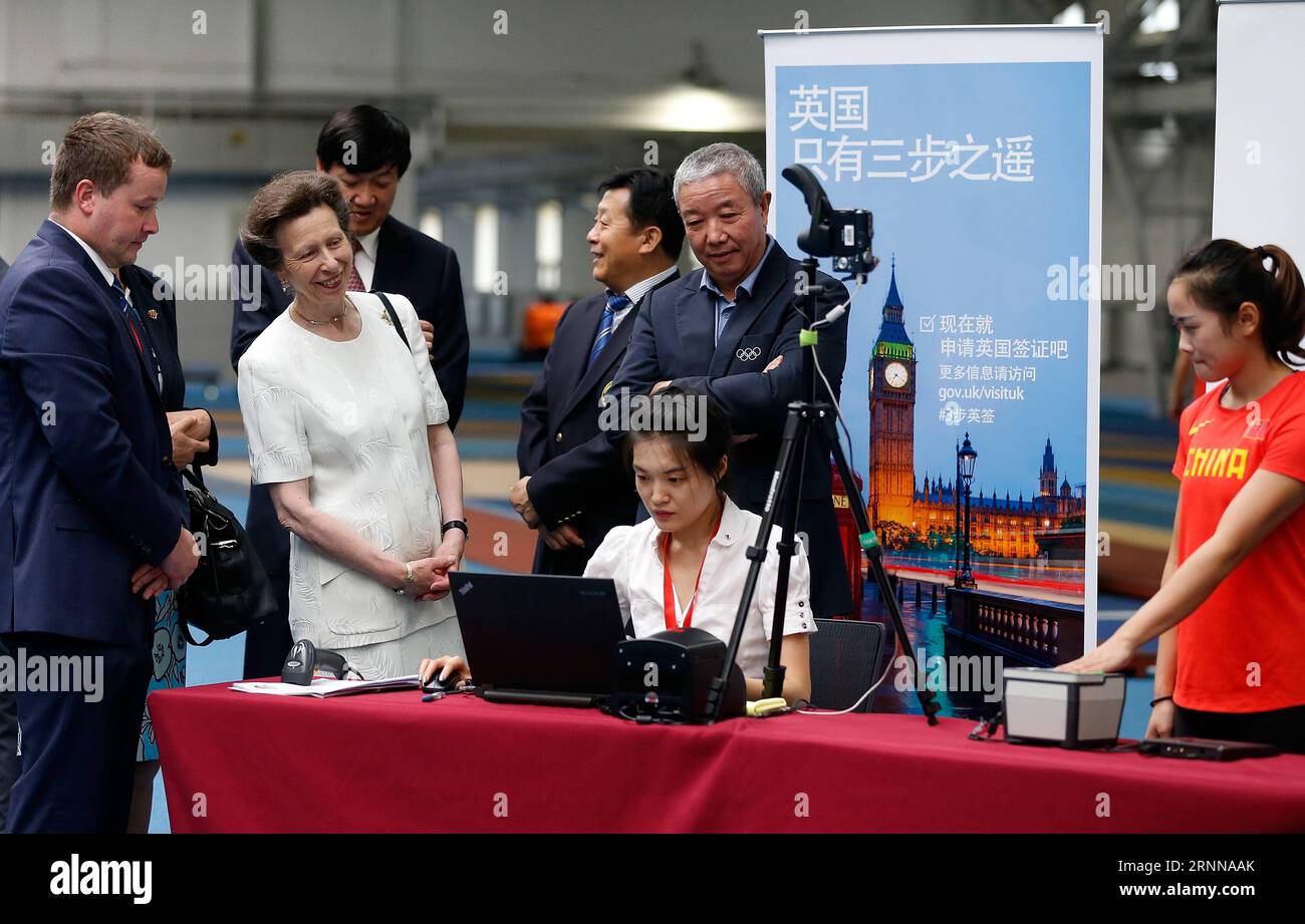 (170704) -- PÉKIN, 4 juillet 2017 -- l'athlète chinoise Liang Xiaojing (1e R) s'occupe de son visa alors que la princesse britannique Anne (2e L, devant) regarde un stade d'entraînement de l'Administration générale des sports à Pékin, capitale de la Chine, le 4 juillet 2017. La princesse Anne a rencontré mardi des athlètes chinois d'athlétisme qui se rendront à Londres pour assister aux Championnats du monde de l'IAAF 2017. (SP)CHINA-BEIJING-ATHLETICS-PRINCESS ANNE-VISIT (CN) WangxLili PUBLICATIONxNOTxINxCHN Beijing juillet 4 2017 l'athlète chinoise Liang Xiao Jing 1st r traite de son Visa comme la princesse britannique Anne 2nd l Front regarde un Trainin Banque D'Images