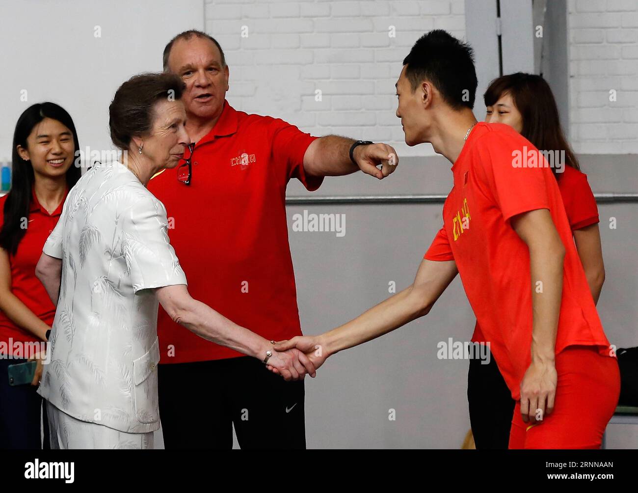 (170704) -- PÉKIN, le 4 juillet 2017 -- l'athlète chinois de saut en longueur Wang Jianan (droite) serre la main de la princesse britannique Anne dans un stade d'entraînement de l'Administration générale des sports à Pékin, capitale de la Chine, le 4 juillet 2017. La princesse Anne a rencontré mardi des athlètes chinois d'athlétisme qui se rendront à Londres pour assister aux Championnats du monde de l'IAAF 2017. (SP)CHINA-BEIJING-ATHLETICS-PRINCESS ANNE-VISIT (CN) WangxLili PUBLICATIONxNOTxINxCHN Beijing juillet 4 2017 l'athlète chinois de saut en longueur Wang Jianan r serre la main de la Princesse britannique Anne LORS D'un stage d'entraînement de l'administration générale des sports à BEI Banque D'Images