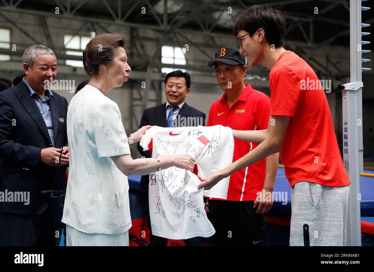 (170704) -- PÉKIN, le 4 juillet 2017 -- l'athlète chinois de saut en hauteur Wang Yu (à droite) remet un maillot avec des autographes d'athlètes chinois à la princesse britannique Anne dans un stade d'entraînement de l'Administration générale du sport à Pékin, capitale de la Chine, le 4 juillet 2017. La princesse Anne a rencontré mardi des athlètes chinois d'athlétisme qui se rendront à Londres pour assister aux Championnats du monde de l'IAAF 2017. (SP)CHINA-BEIJING-ATHLETICS-PRINCESS ANNE-VISIT (CN) WangxLili PUBLICATIONxNOTxINxCHN Beijing juillet 4 2017 l'athlète chinois de saut en hauteur Wang Yu r présente un maillot avec des autographes d'athlètes chinois d'athlétisme Banque D'Images