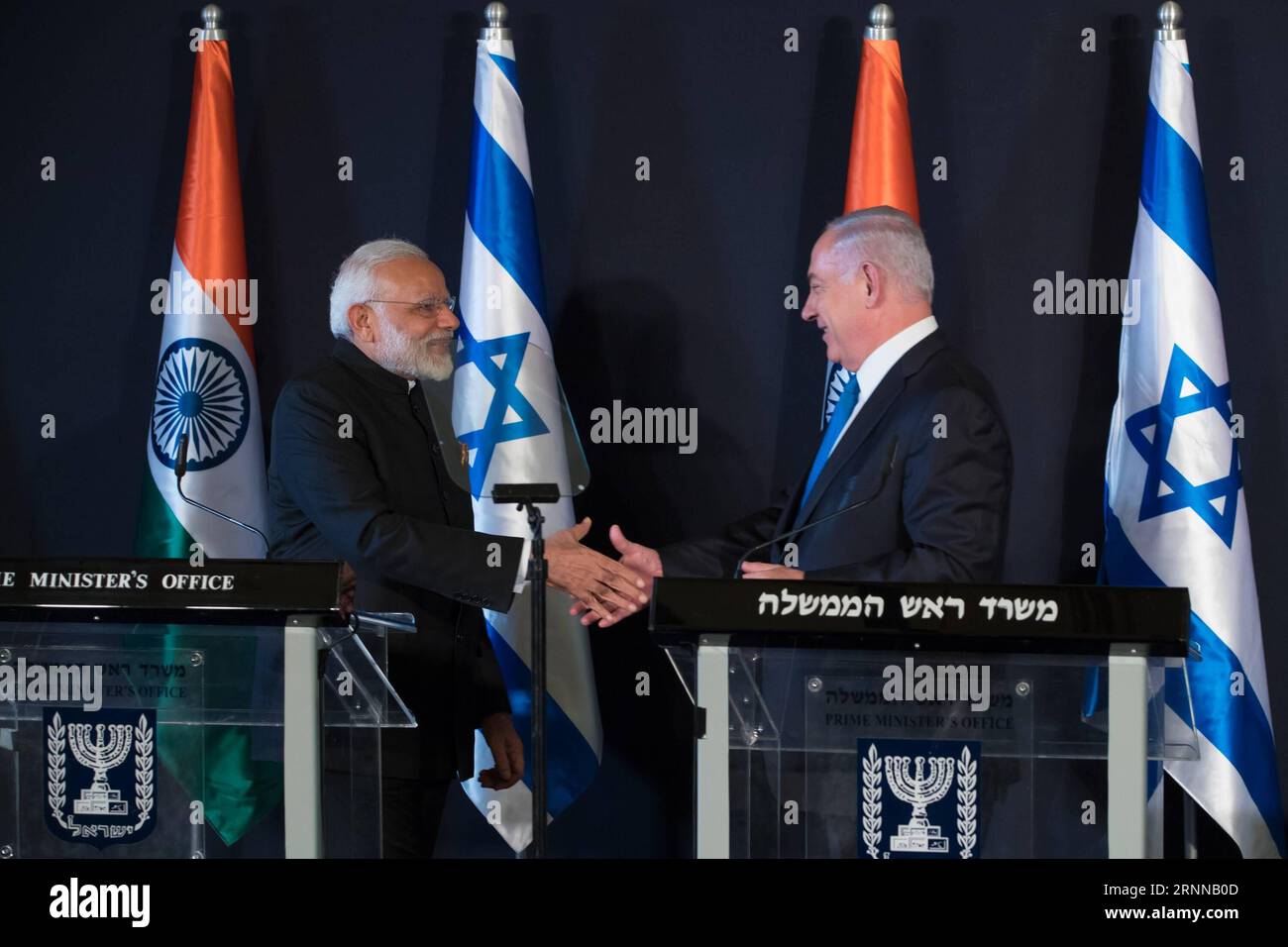 (170705) -- JÉRUSALEM, 5 juillet 2017 -- le Premier ministre israélien Benjamin Netanyahu (R) et son homologue indien Narendra Modi se serrent la main alors qu'ils assistaient à une conférence de presse conjointe à Jérusalem, le 5 juillet 2017. Le Premier ministre indien Narendra Modi a débarqué en Israël mardi pour la toute première visite d'un Premier ministre indien dans le pays, dans le but de renforcer les liens globaux. (djj) MIDEAST-JÉRUSALEM-ISRAËL-INDE-PM-ÉCHANGE D'ACCORDS GuoxYu PUBLICATIONxNOTxINxCHN Jérusalem juillet 5 2017 les premiers ministres israéliens Benjamin Netanyahu r et sa partie indienne Narendra modes secouent les mains alors qu'ils assistent à un J Banque D'Images