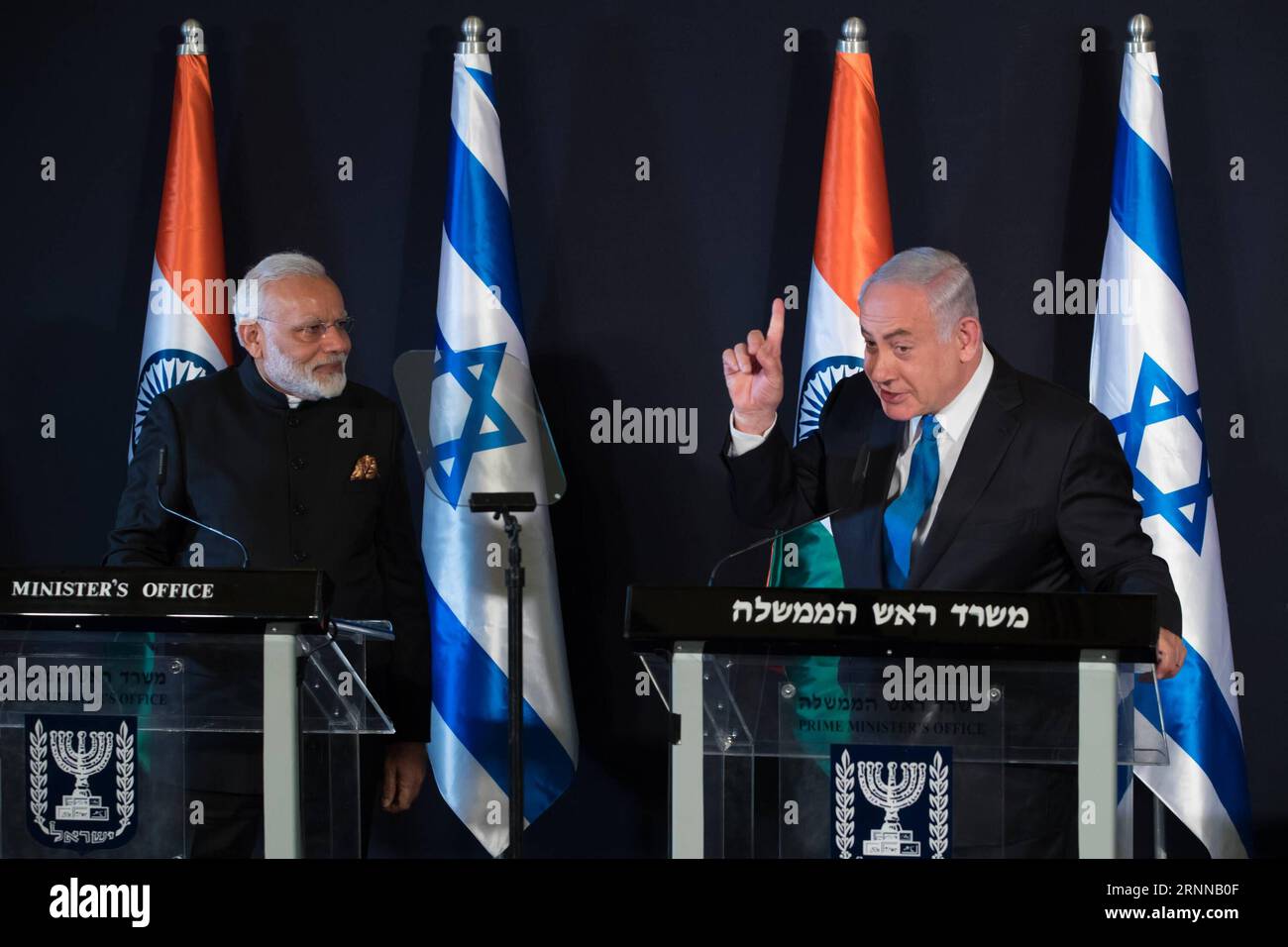 (170705) -- JÉRUSALEM, le 5 juillet 2017 -- le Premier ministre israélien Benjamin Netanyahu (R) et son homologue indien Narendra Modi assistent à une conférence de presse conjointe à Jérusalem, le 5 juillet 2017. Le Premier ministre indien Narendra Modi a débarqué en Israël mardi pour la toute première visite d'un Premier ministre indien dans le pays, dans le but de renforcer les liens globaux. (djj) MIDEAST-JERUSALEM-ISRAEL-INDIA-PM-EXCHANGE OF AGREEMENTS GuoxYu PUBLICATIONxNOTxINxCHN Jérusalem juillet 5 2017 les premiers ministres israéliens Benjamin Netanyahu r et sa partie indienne Narendra modes assistent à une conférence de presse conjointe à Jérusalem SUR Ju Banque D'Images