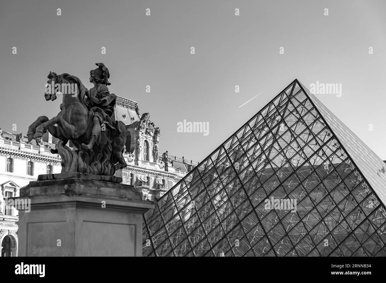 Paris, France - 20 JANVIER 2022 : la pyramide de verre du musée du Louvre, entrée principale du célèbre musée et galerie, achevée en 1989. Banque D'Images