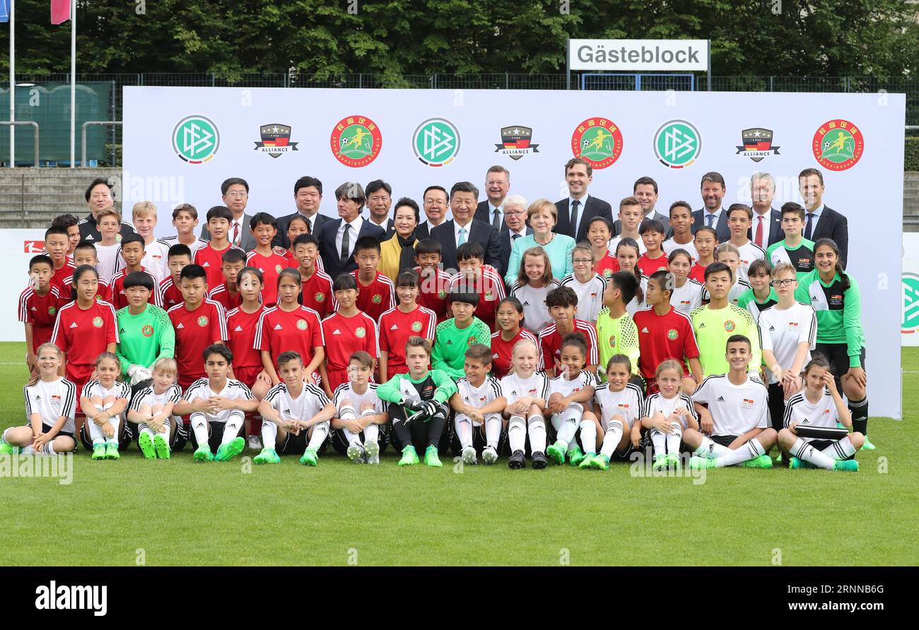 (170705) -- BERLIN, 5 juillet 2017 -- le président chinois Xi Jinping, son épouse Peng Liyuan et la chancelière allemande Angela Merkel posent pour des photos avec des membres des équipes de jeunes footballeurs chinois et allemands à Berlin, capitale de l'Allemagne, le 5 juillet 2017. Xi et Merkel ont assisté mercredi à un match amical de football entre les équipes de jeunes chinoises et allemandes. (Lb) ALLEMAGNE-CHINE-XI JINPING-MERKEL-MATCH DE FOOTBALL POUR JEUNES WangxYe PUBLICATIONxNOTxINxCHN Berlin juillet 5 2017 le président chinois Xi Jinping, son épouse Peng Liyuan et la chancelière allemande Angela Merkel posent pour des photos avec des membres de la jeunesse chinoise et allemande Foo Banque D'Images