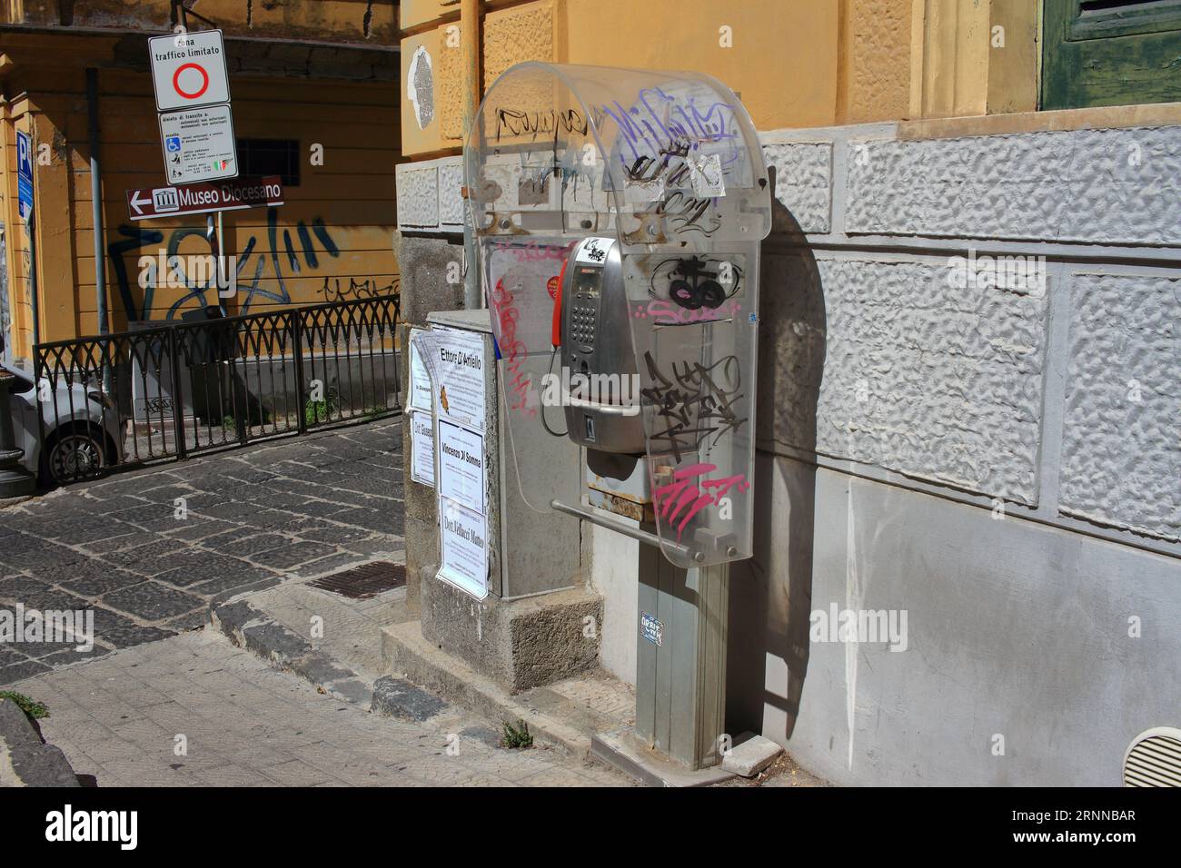 Un vieux téléphone public fonctionne avec des pièces de monnaie et des cartes téléphoniques dans les rues du centre historique. D'ici la fin de 2023, le TIM italien les supprimera. Banque D'Images