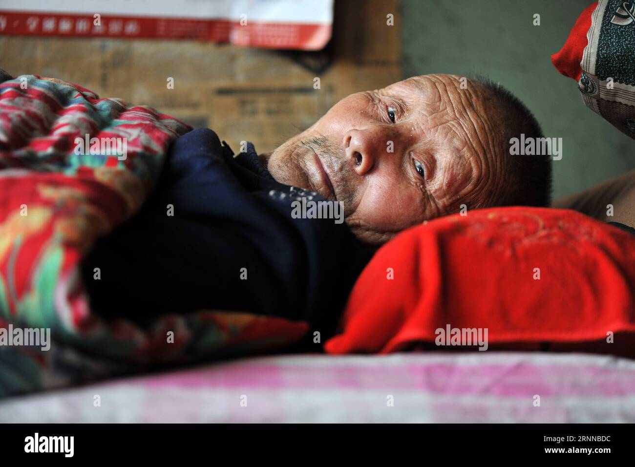 (170706) -- TAIYUAN, 6 juillet 2017 -- le vétéran Li Lianhe, 88 ans, repose chez lui dans le village de Zhongbei, dans le comté de Yuxian, province du Shanxi, dans le nord de la Chine, le 5 mai 2017. Li, né en 1929, a rejoint l'armée chinoise en 1945 pendant la guerre anti-japonaise. Le 7 juillet cette année marque le 80e anniversaire du début de la résistance de huit ans de la Chine contre l invasion japonaise. La Chine a été la première nation à lutter contre les forces fascistes. La lutte a commencé le 18 septembre 1931, lorsque les troupes japonaises ont commencé leur invasion du nord-est de la Chine. Il a été intensifié lorsque l invasion à grande échelle du Japon a commencé après un accès crucial Banque D'Images