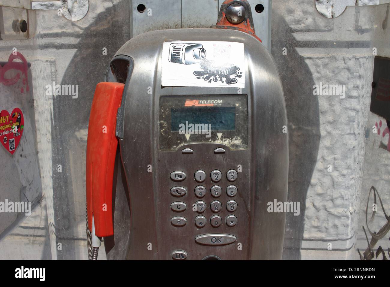 Un vieux téléphone public fonctionne avec des pièces de monnaie et des cartes téléphoniques dans les rues du centre historique. D'ici la fin de 2023, le TIM italien les supprimera. Banque D'Images