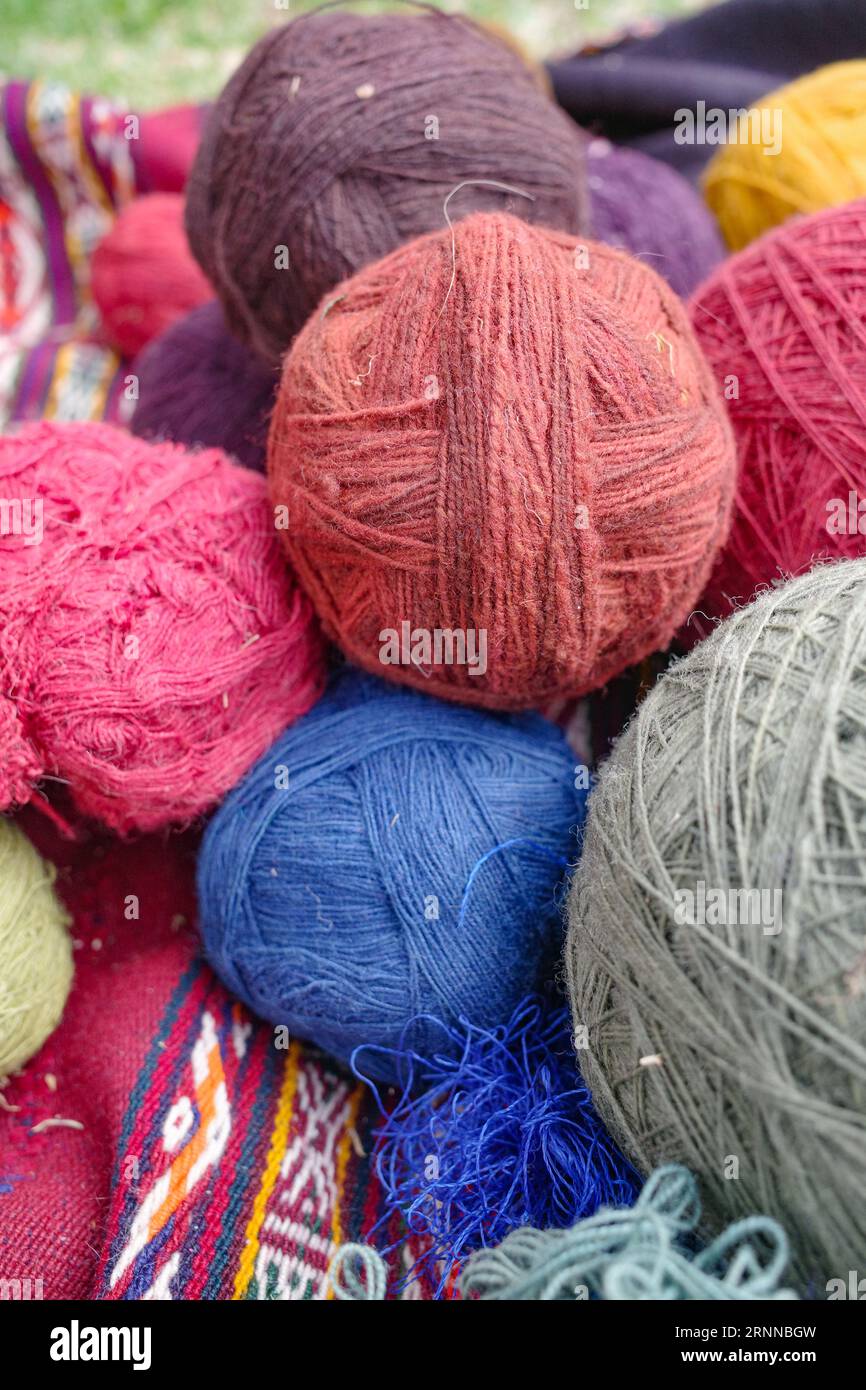 Cusco, Pérou - 4 décembre 2022 : laine d'alpaga pour le tissage textile traditionnel andin Banque D'Images