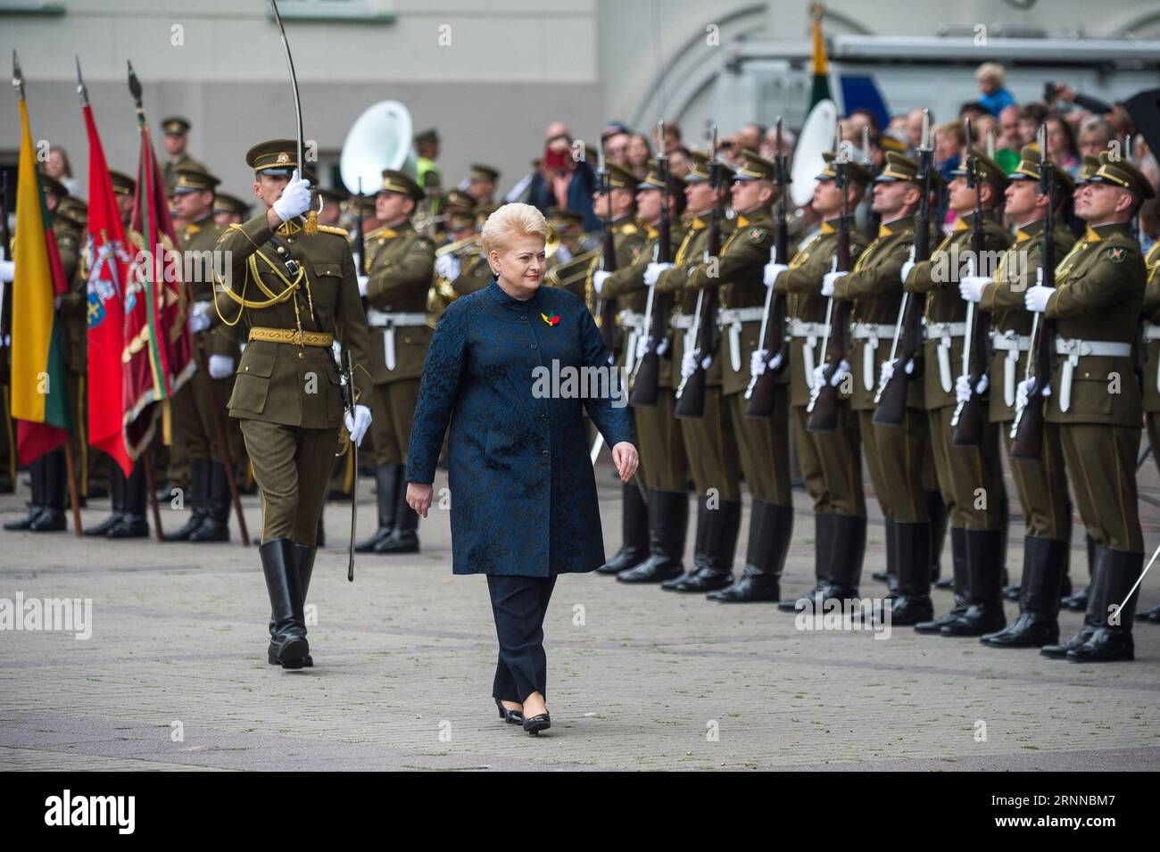 (170706) -- VILNIUS, 6 juillet 2017 -- la présidente lituanienne Dalia Grybauskaite (Front) voit les gardes d'honneur lors de la célébration de la Journée de l'État à Vilnius, Lituanie, le 6 juillet 2017. Le jour de l'État est un jour férié annuel en Lituanie célébré le 6 juillet pour commémorer le couronnement en 1253 de Mindaugas en tant que roi de Lituanie. (dtf) LITUANIE-VILNIUS-CÉLÉBRATION DE LA JOURNÉE DE L'ÉTAT AlfredasxPliadis PUBLICATIONxNOTxINxCHN Vilnius juillet 6 2017 la Présidente lituanienne Dalia Grybauskaite Front voit les gardes D'HONNEUR lors de la célébration de la Journée de l'État à Vilnius Lituanie le 6 2017 juillet Banque D'Images