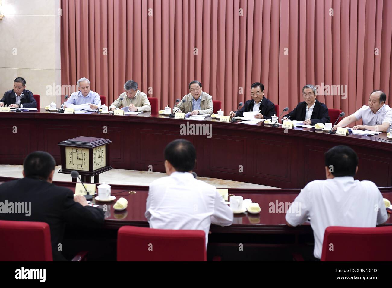 (170706) -- PÉKIN, le 6 juillet 2017 -- Yu Zhengsheng, président du Comité national de la Conférence consultative politique du peuple chinois, préside une séance de consultation bihebdomadaire à Pékin, capitale de la Chine, le 6 juillet 2017. Jeudi, les conseillers politiques chinois ont appelé à plus d'aide pour les travailleurs licenciés par la réduction de la surcapacité pour trouver de nouveaux emplois. (lfj) CHINA-BEIJING-YU ZHENGSHENG-MEETING (CN) YanxYan PUBLICATIONxNOTxINxCHN Beijing juillet 6 2017 Yu Zheng Sheng Président du Comité national des célébrités chinoises Conférence consultative politique S Président sur une bi-hebdomadaire Banque D'Images