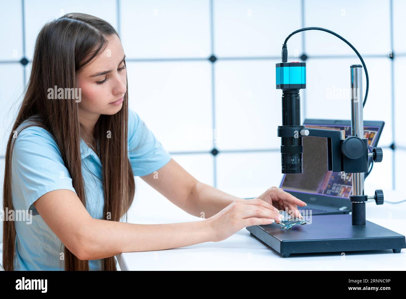 Caractérisation des matériaux : analyse de la composition et des propriétés des matériaux utilisés dans la fabrication microélectronique Banque D'Images