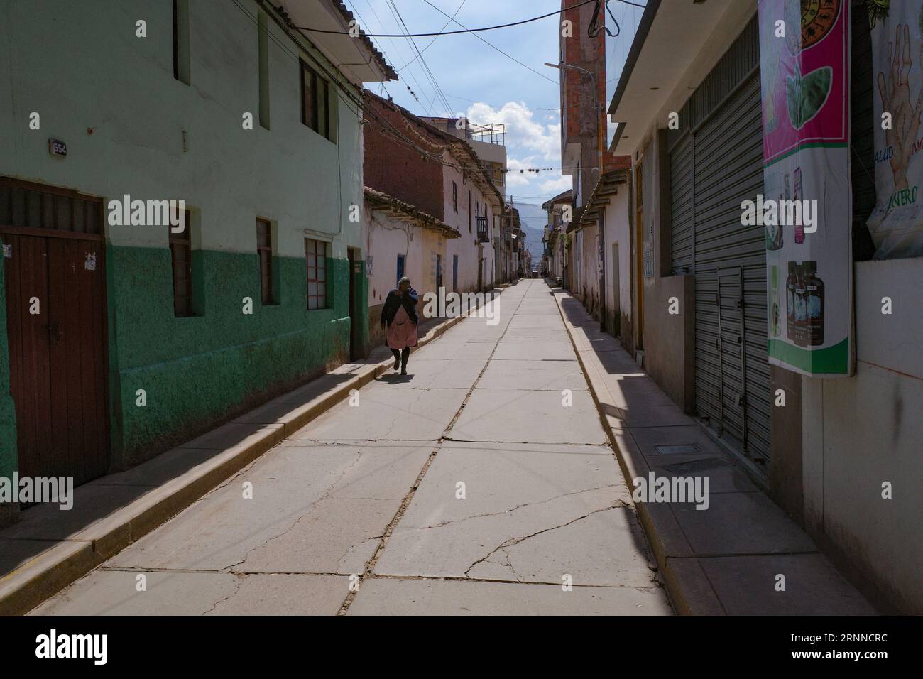 Urubamba, Pérou - 4 décembre 2022 : rue calme dans la ville d'Urubamba, Vallée Sacrée Banque D'Images