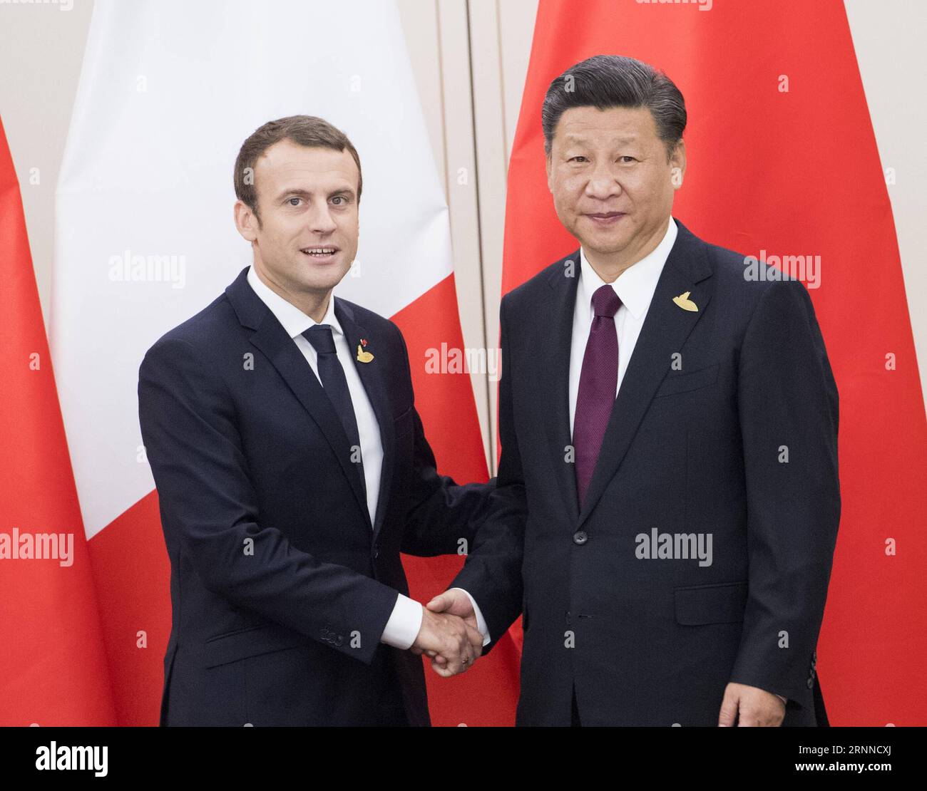 (170708) -- HAMBOURG, le 8 juillet 2017 -- le président chinois Xi Jinping (R) rencontre son homologue français Emmanuel Macron à Hambourg, Allemagne, le 8 juillet 2017. (Lb) ALLEMAGNE-HAMBOURG-CHINE-XI RÉUNION JINPING-MACRON LixXueren PUBLICATIONxNOTxINxCHN Hambourg juillet 8 2017 le président chinois Xi Jinping r rencontre sa partie française Emmanuel Macron à Hambourg Allemagne juillet 8 2017 LB Allemagne Hambourg Chine Xi Jinping Macron Réunion LixXueren PUBLICATIONxNOTxINxCHN Banque D'Images