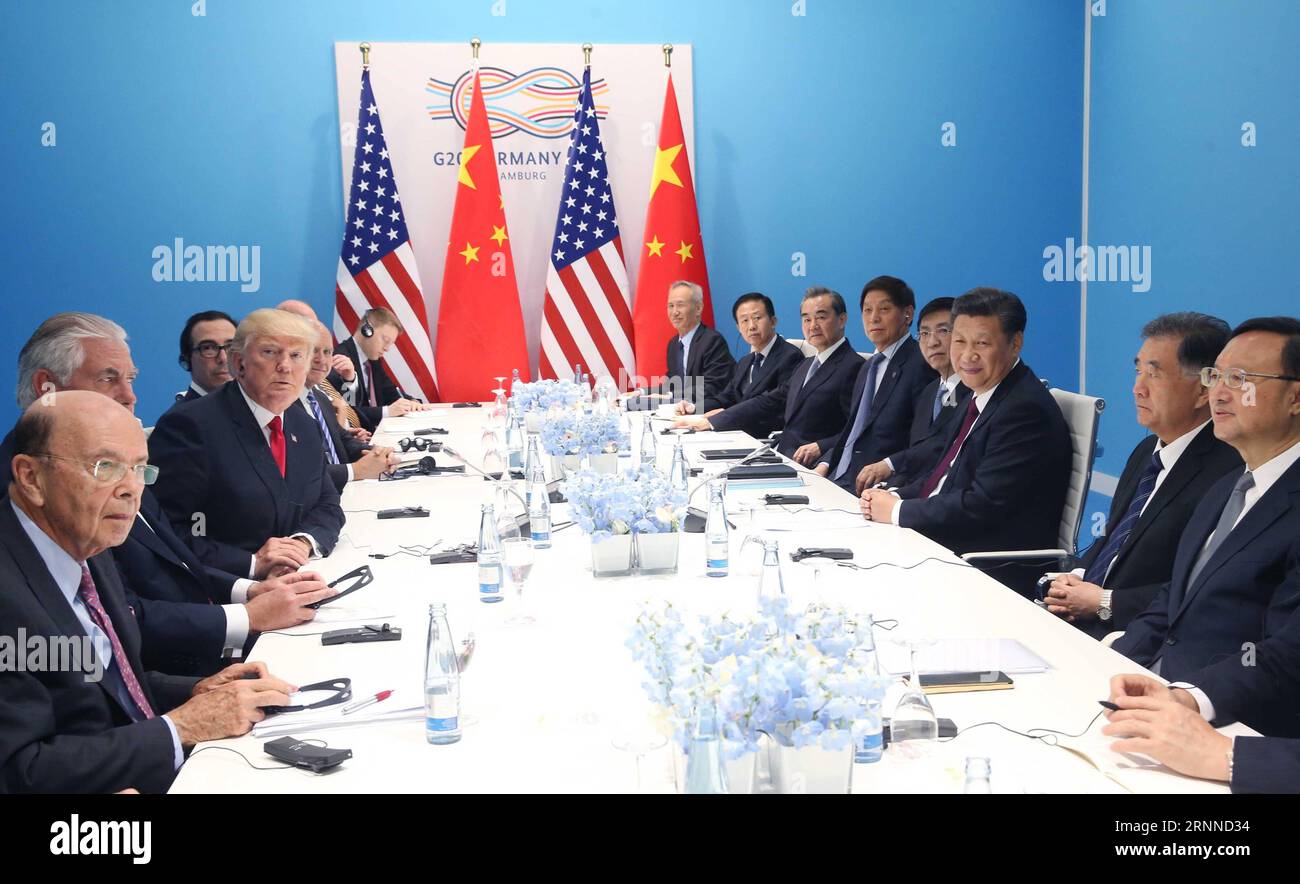 (170708) -- HAMBOURG, le 8 juillet 2017 -- le président chinois Xi Jinping rencontre son homologue américain Donald Trump pour discuter des relations bilatérales et des points chauds mondiaux en marge d'un sommet du Groupe des 20 (G20), à Hambourg, en Allemagne, le 8 juillet 2017. (Lb) ALLEMAGNE-HAMBOURG-CHINE-États-Unis-XI JINPING-TRUMP-MEETING YaoxDawei PUBLICATIONxNOTxINxCHN Hambourg juillet 8 2017 le président chinois Xi Jinping rencontre sa partie américaine Donald Trump pour discuter des liens bilatéraux et des questions de points chauds mondiaux SUR la ligne de démarcation d'un sommet du G20 du Groupe des 20 à Hambourg Allemagne juillet 8 2017 LB Allemagne Hambourg Chine U S Xi Jinping Tru Banque D'Images