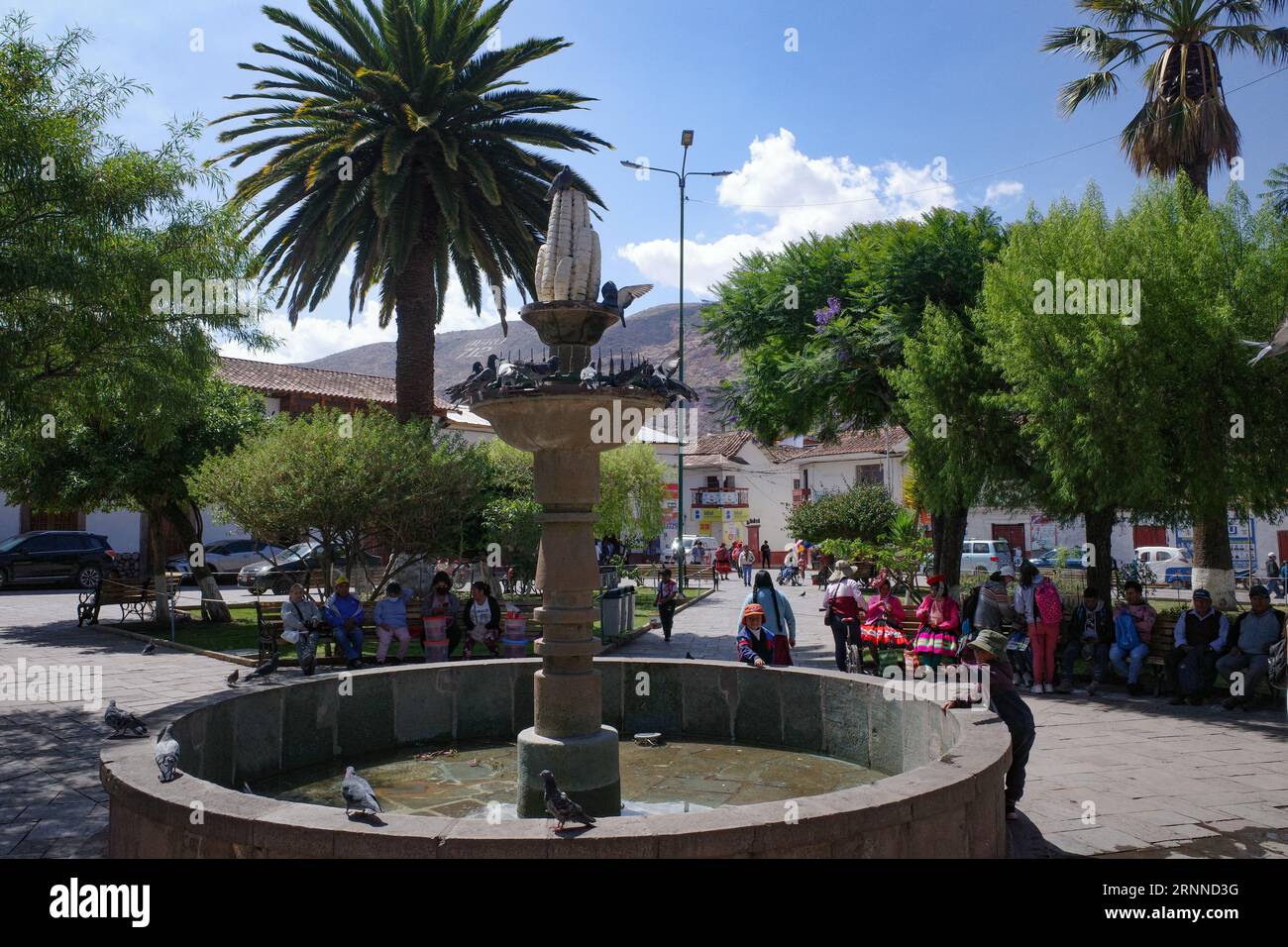 Urubamba, Pérou - 4 décembre 2022 : Fontaine sur la Plaza de Armas d'Urubamba, Vallée Sacrée Banque D'Images