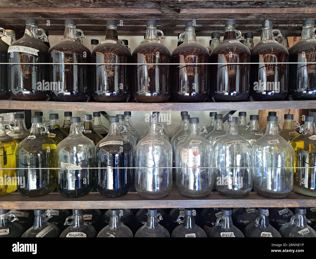 Ollantaytambo, Pérou - 2 juillet 2022 : bouteilles de boissons alcoolisées dans une distillerie de la Vallée Sacrée, Cusco Banque D'Images