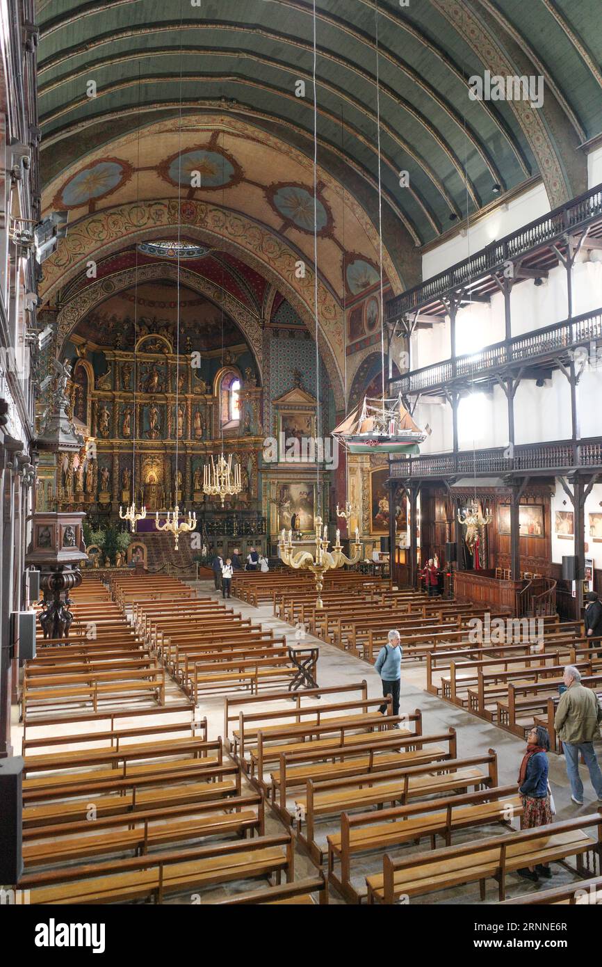 Saint Jean de Luz, France - 24 décembre 2022 : intérieur de Saint-Jean-de-Luz, France Église Jean-Baptiste (Eglise Saint-Jean-Baptiste) Banque D'Images