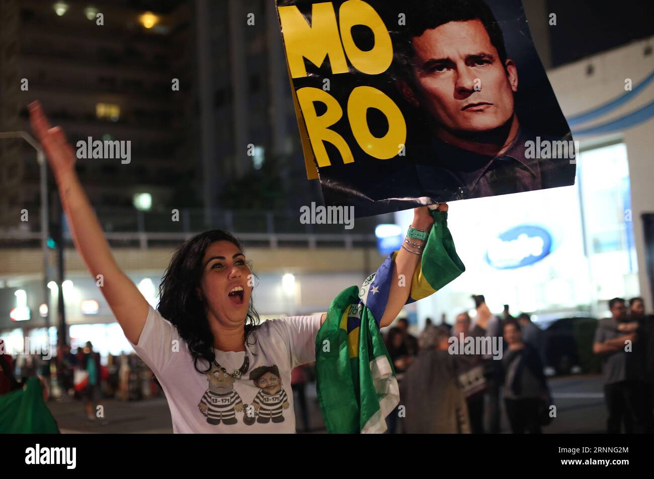Bilder des Tages (170713) -- SAO PAULO, 13 juillet 2017 -- Un manifestant tient une bannière à l'image du juge fédéral Sergio Moro lors d'une célébration de la condamnation de l'ancien président brésilien Luiz Inacio Lula da Silva, à Sao Paulo, Brésil, le 12 juillet 2017. L'ancien président brésilien Luiz Inacio Lula da Silva a été condamné à neuf ans et six mois de prison pour son implication dans un réseau de corruption qui a détourné des milliards de dollars américains de la compagnie pétrolière d'État Petrobras Brasileiro, ont déclaré mercredi des sources officielles. Rahel Patrasso) (fnc) (ce) (zxj) BRÉSIL-SAO PAULO-ANCIEN PRESI Banque D'Images
