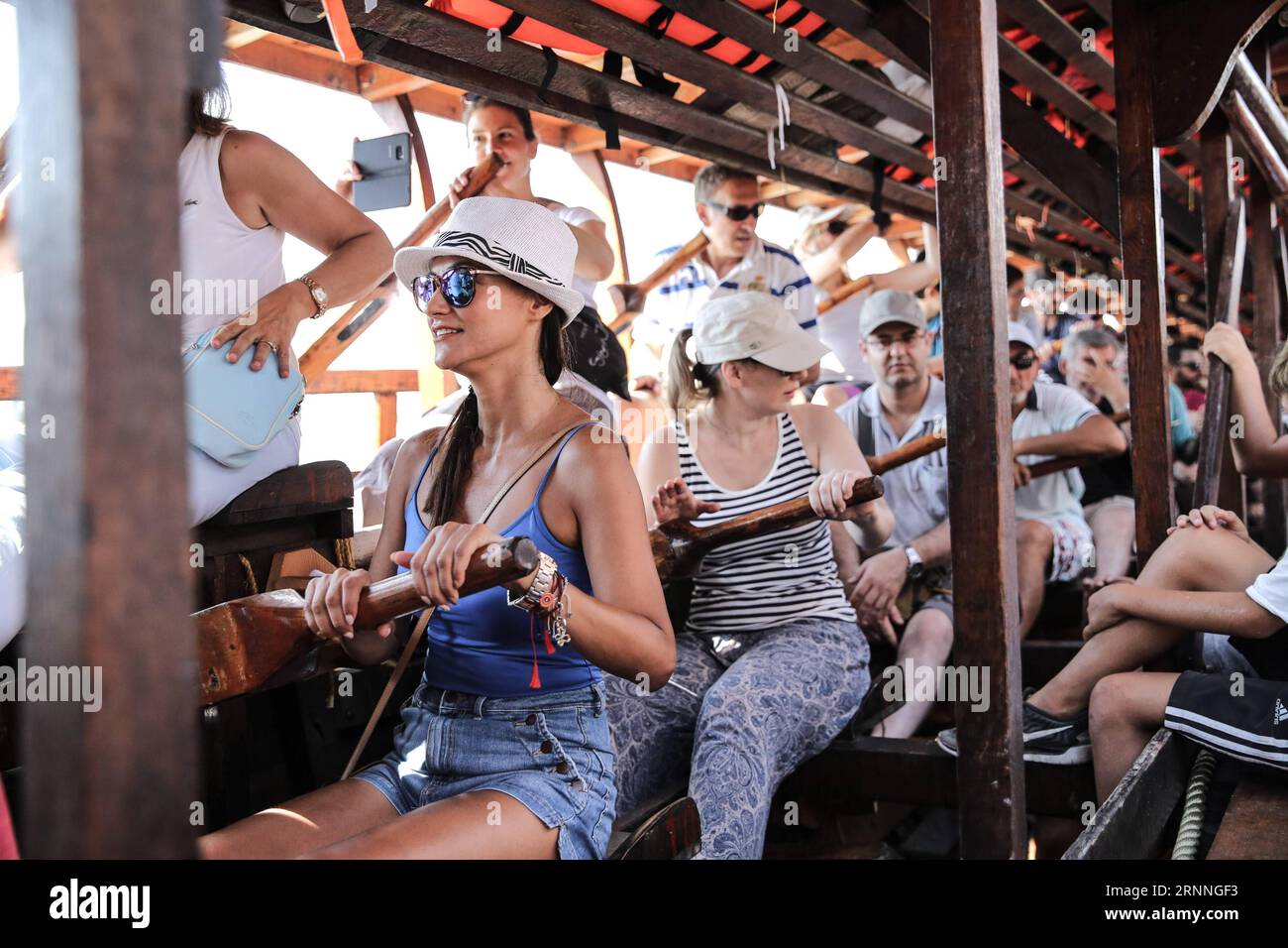 (170713) -- ATHÈNES, le 13 juillet 2017 -- les visiteurs rentrent à l'intérieur d'Olympias, une réplique d'une trirème grecque antique, pour naviguer dans les eaux du golfe Saronique au large de la côte sud d'Athènes, le 12 juillet 2017. Après les voyages réussis de la Trireme à l'été 2016, la marine hellénique a organisé une nouvelle série de sept voiles en juillet et septembre, offrant aux personnes âgées de 15 à 75 ans l'occasion de prendre part à ce voyage à voile unique dans le passé. GRÈCE-ATHÈNES-ANTIQUE GREC TRIREME-REPLICA-VOILE LefterisxPartsalis PUBLICATIONxNOTxINxCHN 170713 Athènes juillet 13 2017 visiteurs Row Inside O Banque D'Images