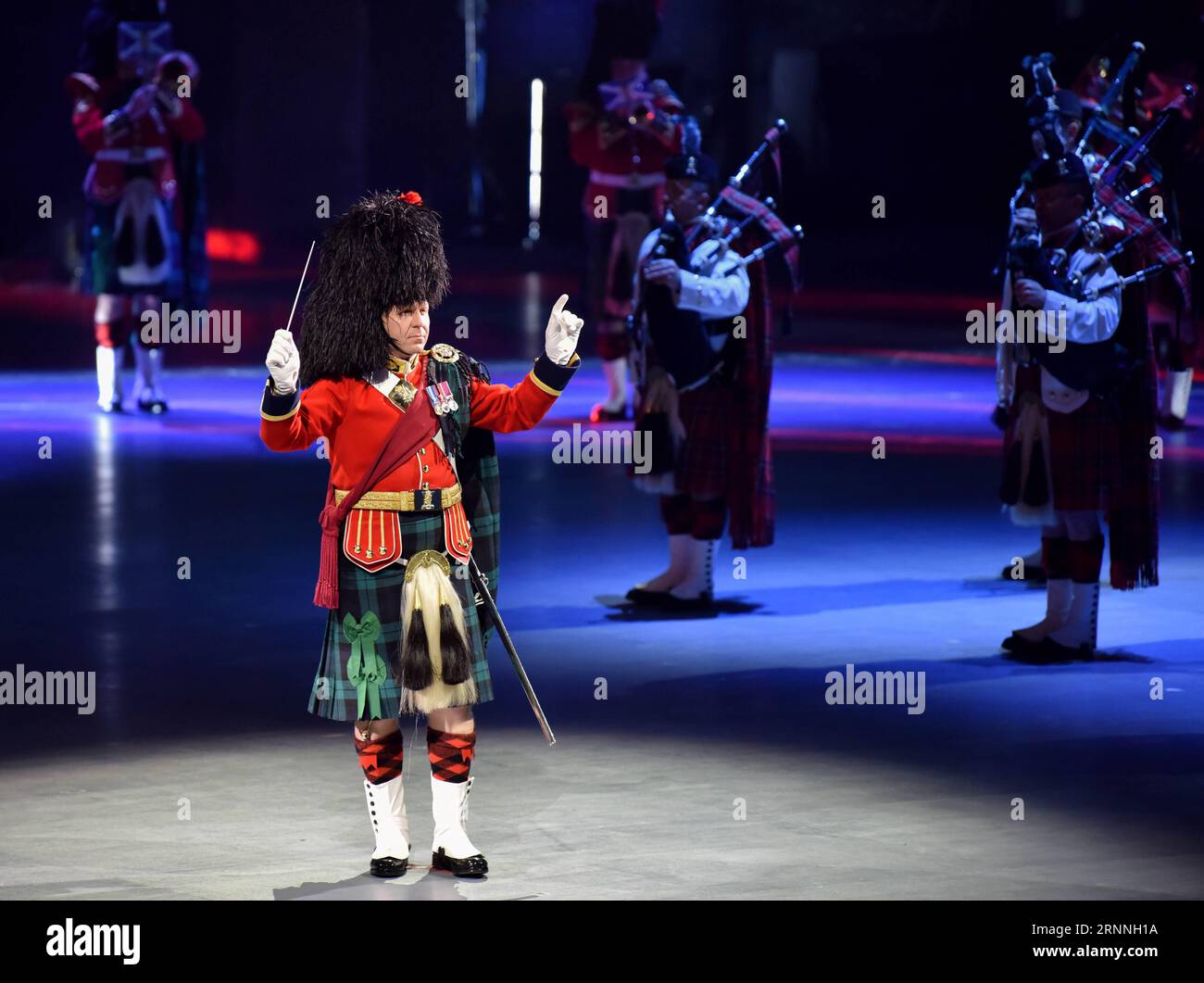 (170714) -- HONG KONG, le 14 juillet 2017 -- des membres de la bande du Royal Regiment of Scotland se produisent lors du tatouage militaire international pour célébrer le 20e anniversaire de la création de la région administrative spéciale de Hong Kong à Hong Kong, Chine méridionale, le 13 juillet 2017. L'événement a lieu au Hong Kong Coliseum du 13 au 15 juillet. ) (Zhs) CHINE-HONG KONG-TATOUAGE MILITAIRE (CN) WangxXi PUBLICATIONxNOTxINxCHN 170714 Hong Kong juillet 14 2017 des membres de la cravate du Royal Regiment of Scotland se produisent lors du tatouage militaire international pour célébrer le 20e anniversaire de Banque D'Images