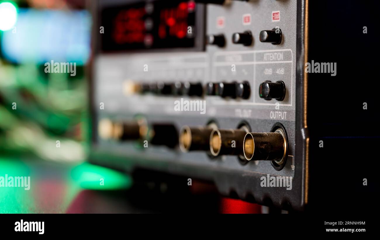 Réfractomètre numérique : dans la chimie et la transformation des aliments, cet instrument mesure l'indice de réfraction des liquides. Il est essentiel pour déterminer con Banque D'Images