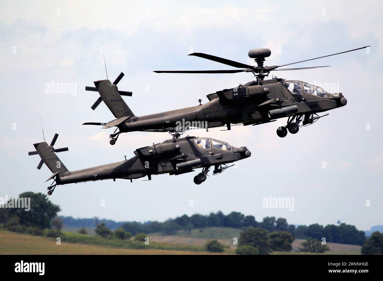 (170716) -- BUCAREST, le 16 juillet 2017 -- des hélicoptères d'assaut Apache militaires américains sont vus lors de l'exercice multinational Saber Guardian 2017 dans la zone d'entraînement Cincu, dans le centre de la Roumanie, le 15 juillet 2017. Saber Guardian 2017 est un exercice annuel mené par le commandement européen des États-Unis, l'armée américaine en Europe, qui se déroule en Roumanie, en Hongrie et en Bulgarie. Cristian ) (zcc) ROUMANIE-SABER GUARDIAN 2017-EXERCICE MULTINATIONAL Cristel PUBLICATIONxNOTxINxCHN 170716 Bucarest juillet 16 2017 les hélicoptères militaires Apache Assault des États-Unis sont des lacs pendant l'EXERCICE multinational Saber Guardian 2017 DANS la zone d'entraînement du CEN Banque D'Images