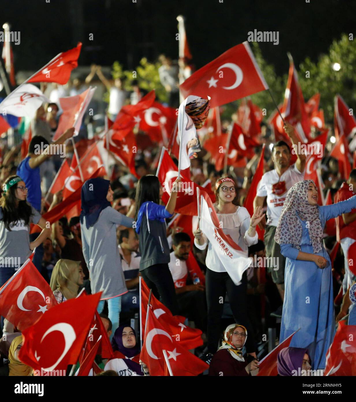 (170716) -- ANKARA, le 16 juillet 2017 -- des personnes assistent à un rassemblement devant le Parlement turc pour marquer le premier anniversaire de la tentative ratée de coup d'État à Ankara, capitale de la Turquie, le 15 juillet 2017.) (gj) TURQUIE-ANKARA-RALLYE QinxYanyang PUBLICATIONxNOTxINxCHN 170716 Ankara juillet 16 2017 des célébrités assistent à un rassemblement devant le Parlement turc pour marquer le premier anniversaire de la tentative de coup d'État ratée à Ankara capitale de la Turquie juillet 15 2017 GJ Turquie Ankara Rally PUBLICATIONxNOTxINxCHN Banque D'Images