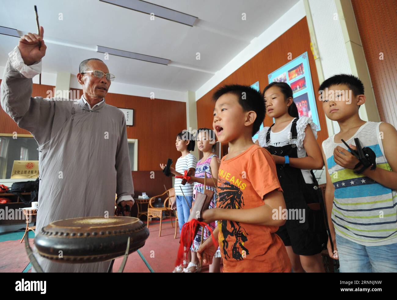 (170718) -- CANGZHOU, 18 juillet 2017 -- des enfants apprennent à jouer du Cangzhou Mubandagu dans un centre culturel du comté de Cangxian, dans la ville de Cangzhou, province du Hebei, dans le nord de la Chine, le 17 juillet 2017. Pendant les vacances d'été, les enfants ont appris l'art de Cangzhou Mubandagu, un patrimoine culturel immatériel national ici. (zx) CHINA-HEBEI-SUMMER VACATION (CN) MuxYu PUBLICATIONxNOTxINxCHN Cangzhou juillet 18 2017 les enfants apprennent à jouer Cangzhou dans un centre culturel du comté de Cangxian dans la ville de Cangzhou Nord Chine S Hebei province juillet 17 2017 pendant les vacances d'été les enfants ont appris l'art Cangzhou a National Banque D'Images