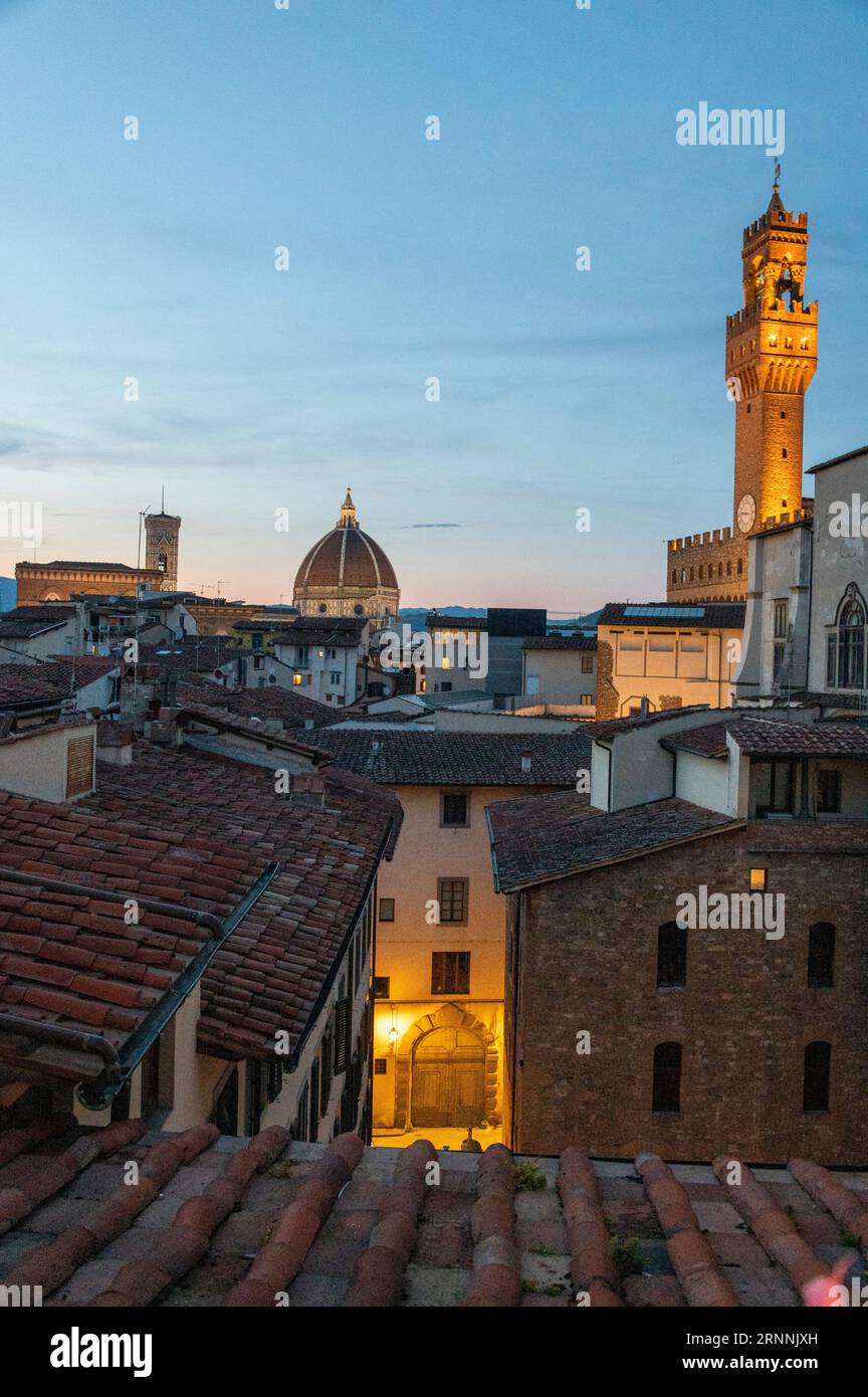 Skyline de la coupole de Santa Maria del Fiore, (cathédrale de Florence) et la Torre di Arnolfo (tour d'Arnolfo) illuminée attaché à la mairie en F. Banque D'Images