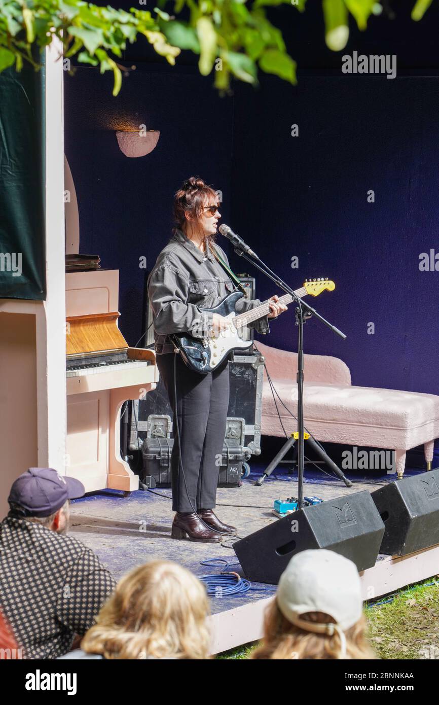 Dorset, Royaume-Uni. Vendredi 1 septembre 2023. Angel Olsen joue un concert secret sur la scène de piano lors de l'édition 2023 du festival End of the Road au Larmer Tree Gardens dans le Dorset. Date de la photo : Vendredi 1 septembre 2023. Le crédit photo devrait se lire : Richard Gray/Alamy Live News Banque D'Images