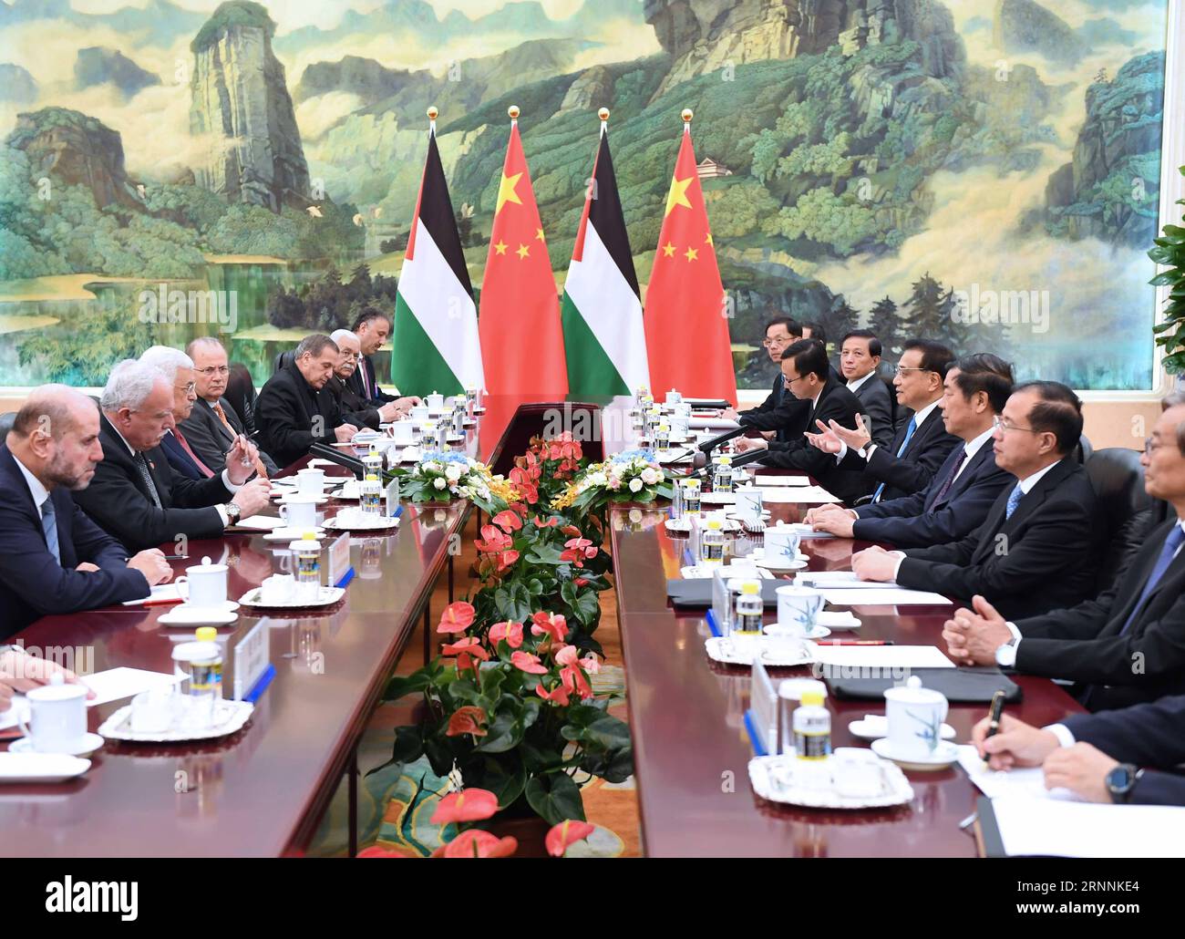 (170719) -- PÉKIN, le 19 juillet 2017 -- le premier ministre chinois Li Keqiang rencontre le président palestinien Mahmoud Abbas en visite au Grand Hall du peuple à Pékin, capitale de la Chine, le 19 juillet 2017. )(MCG) CHINA-BEIJING-LI KEQIANG-MAHMOUD ABBAS-MEETING (CN) ZhangxDuo PUBLICATIONxNOTxINxCHN Beijing juillet 19 2017 le Premier ministre chinois quitte Keqiang rencontre le président PALESTINIEN Mahmoud Abbas AU Grand Hall des célébrités à Beijing capitale de la Chine juillet 19 2017 mcg Chine Pékin quitte Keqiang Mahmoud Abbas Réunion CN ZhangxDuo PUBLICATIONxNOTxINXNoxINXNoting Banque D'Images