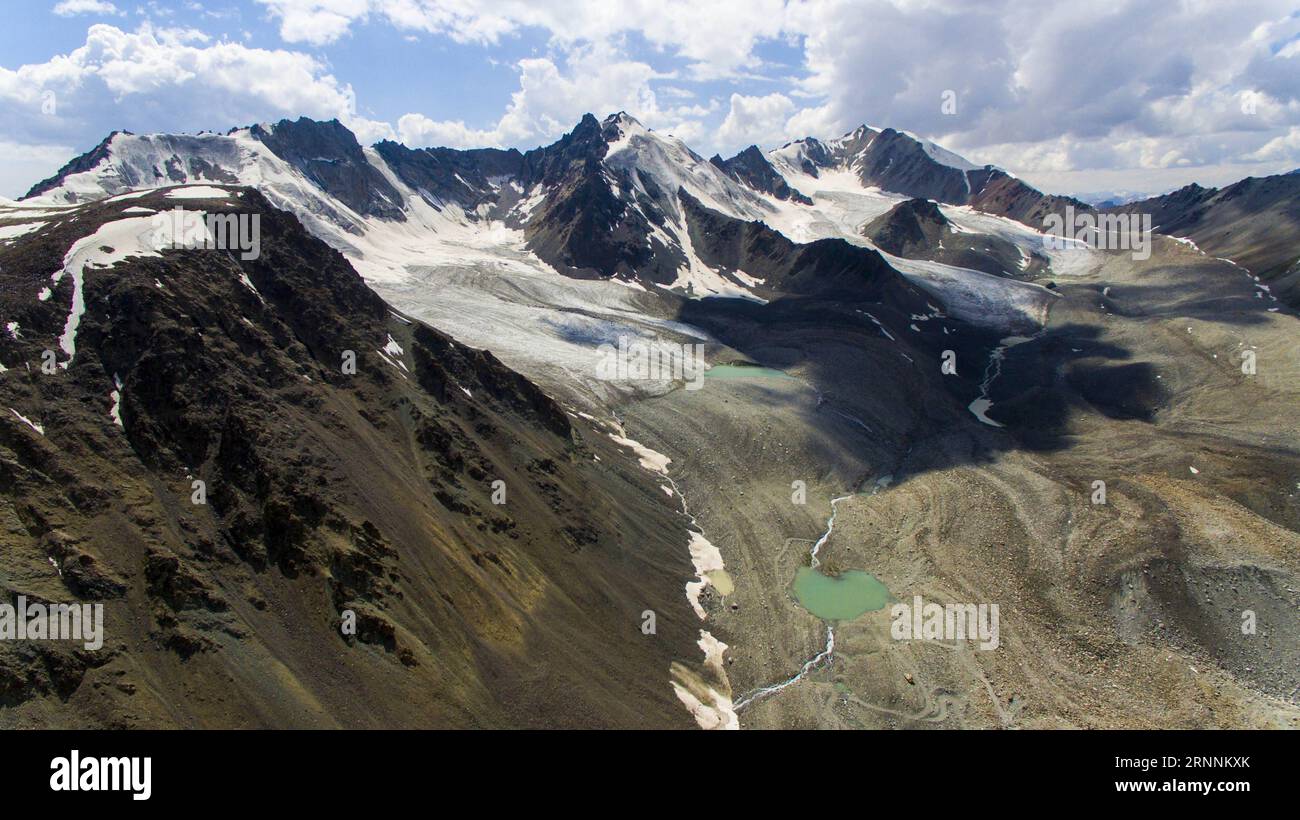 (170720) -- URUMQI, 20 juillet 2017 -- une photo prise le 13 juillet 2017 montre la route Dushanzi-Kuqa et les glaciers sur la montagne Tianshan dans la région autonome ouïgoure du Xinjiang du nord-ouest de la Chine. La route Dushanzi-Kuqa, qui traverse la montagne Tianshan, est surnommée la plus belle route du Xinjiang. (Wyo) CHINA-XINJIANG-DUSHANZI-KUQA-HIGHWAY (CN) JiangxWenyao PUBLICATIONxNOTxINxCHN Urumqi juillet 20 2017 la photo prise LE 13 2017 juillet montre la route Dushanzi Kuqa et les glaciers SUR la montagne Tian Shan dans le nord-ouest de la Chine S Xinjiang Uygur la route autonome Uygur la route Dushanzi Kuqa qui traverse Tian Banque D'Images