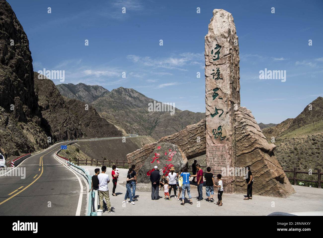 (170720) -- URUMQI, le 20 juillet 2017 -- des touristes voient un monument à côté de la route Dushanzi-Kuqa dans la région autonome ouïgoure du Xinjiang du nord-ouest de la Chine, le 13 juillet 2017. La route Dushanzi-Kuqa, qui traverse la montagne Tianshan, est surnommée la plus belle route du Xinjiang. (Wyo) CHINA-XINJIANG-DUSHANZI-KUQA-HIGHWAY (CN) JiangxWenyao PUBLICATIONxNOTxINxCHN Urumqi juillet 20 2017 touristes Voir un monument à côté de la route Dushanzi Kuqa dans le nord-ouest de la Chine S Xinjiang Uygur région autonome juillet 13 2017 la route Dushanzi Kuqa qui traverse la montagne Tian Shan Shan Shan EST surnommée la plus belle Hig Banque D'Images