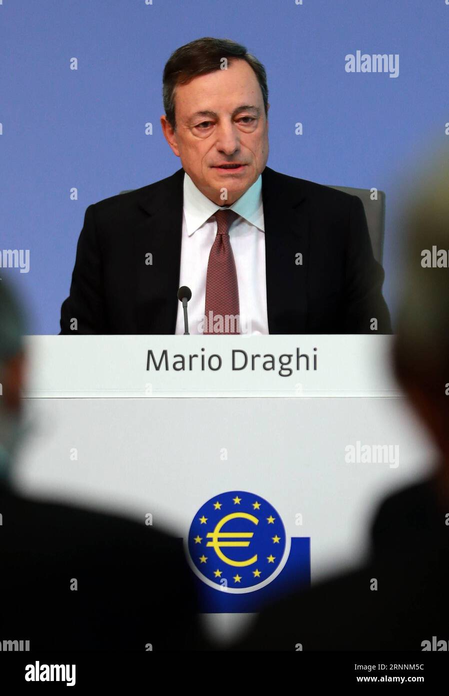 (170427) -- FRANCFORT, le 20 juillet 2017 -- Mario Draghi, président de la Banque centrale européenne (BCE), assiste à une conférence de presse au siège de la BCE à Francfort, en Allemagne, le 20 juillet 2017. La BCE a décidé jeudi de maintenir les taux directeurs de la zone euro à un niveau record. )(zhf) ALLEMAGNE-FRANCFORT-BCE LuoxHuanhuan PUBLICATIONxNOTxINxCHN Francfort juillet 20 2017 Banque centrale européenne le Président de la BCE Mario Draghi assiste à une conférence de presse AU siège de la BCE à Francfort Allemagne LE 20 2017 juillet, la BCE a décidé jeudi de maintenir le Conseil des intérêts clés pour la zone euro À UN niveau record de basse zhf Allemagne Francfort BCE L Banque D'Images