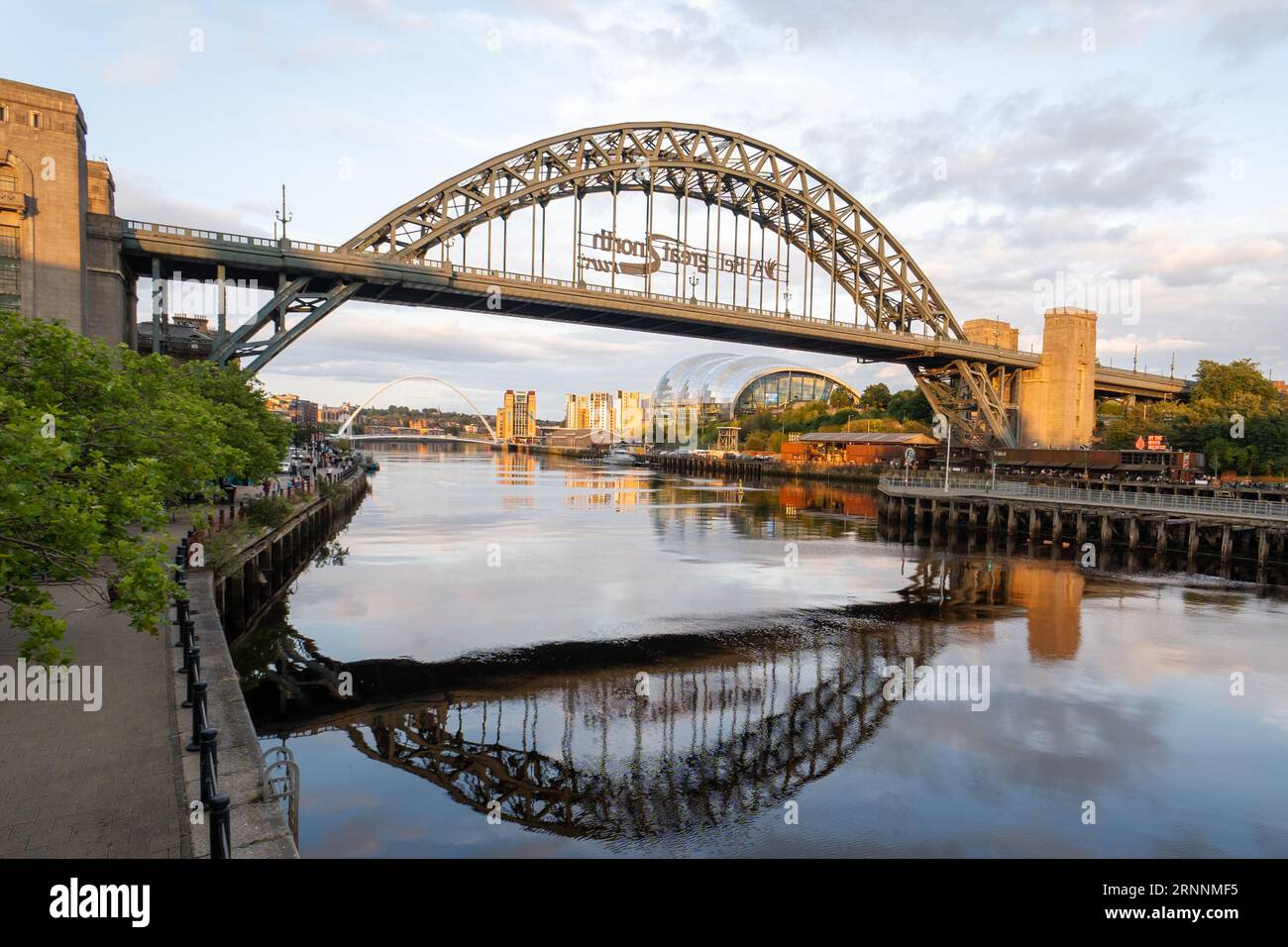 Vue sur la rivière Tyne du pont de Tyne, Newcastle upon Tyne, Royaume-Uni, dans la lumière du soir. Banque D'Images