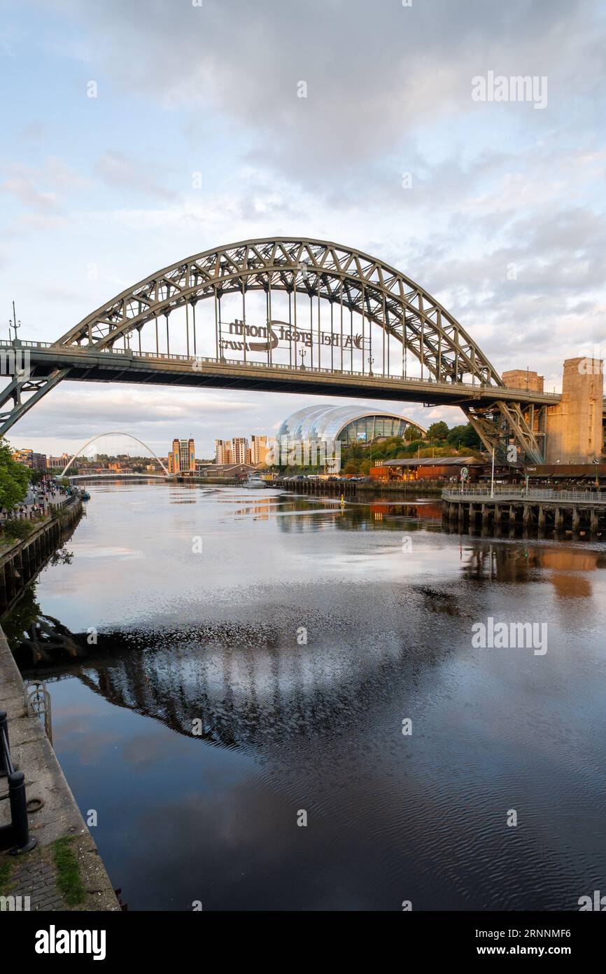 Vue sur la rivière Tyne du pont de Tyne, Newcastle upon Tyne, Royaume-Uni, dans la lumière du soir. Banque D'Images