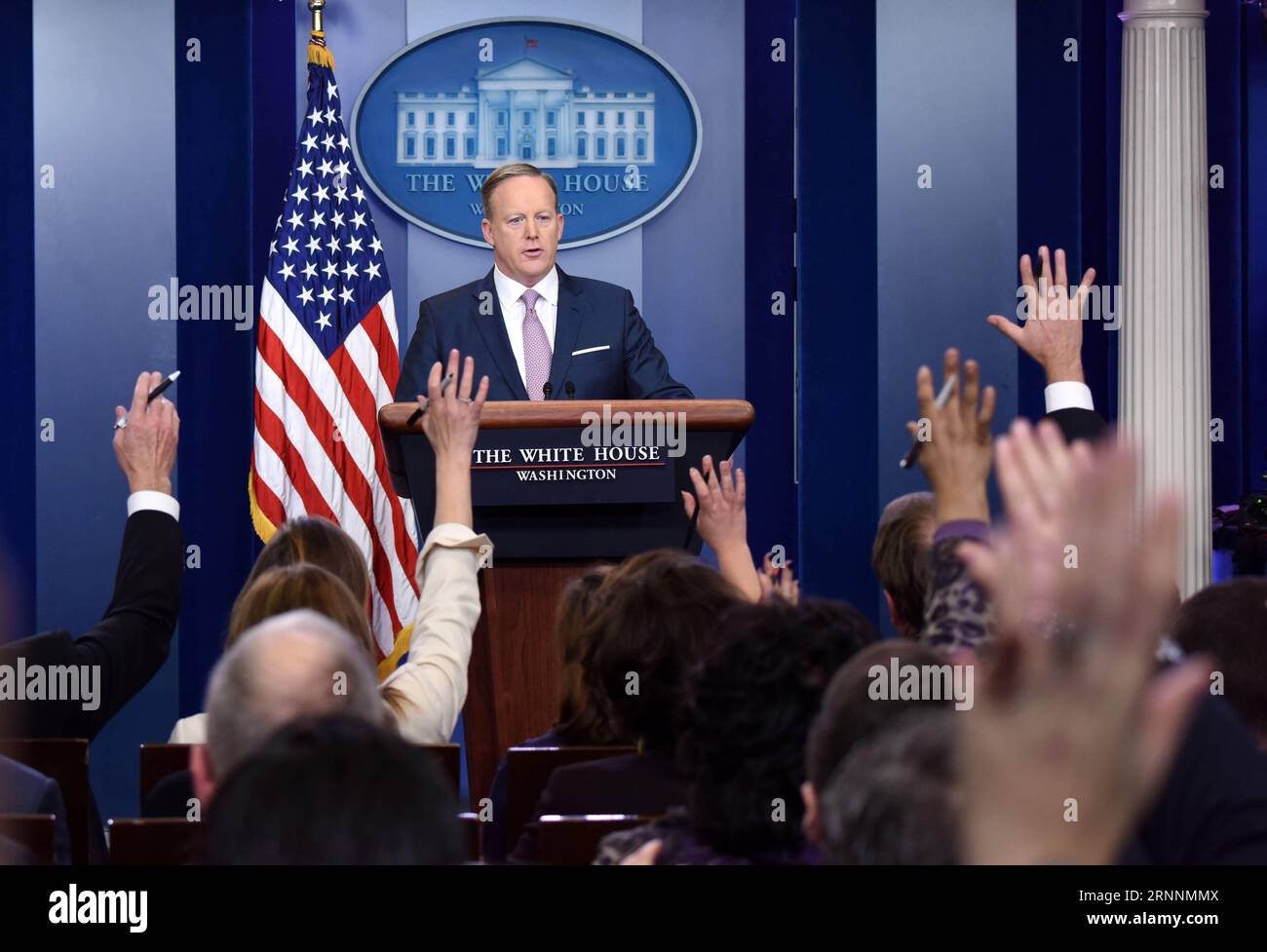 (170721) -- WASHINGTON D.C., 22 juillet 2017 -- une photo prise le 23 janvier 2017 montre le secrétaire de presse de la Maison Blanche Sean Spicer lors de son premier briefing quotidien à la Maison Blanche à Washington D.C., aux États-Unis. L'attaché de presse de la Maison Blanche Sean Spicer a démissionné vendredi 21 juillet 2017, a rapporté le New York Times. US-WASHINGTON D.C.-WHITE HOUSE ATTACHMENT-DÉMISSIONNER YinxBogu PUBLICATIONxNOTxINxCHN Washington D C JUL 22 2017 fichier photo prise LE 23 2017 janvier montre l'Attaché de presse de la Maison Blanche Sean Spicer lors de son premier briefing quotidien À la Maison Blanche à Washington D C l'ONU Banque D'Images