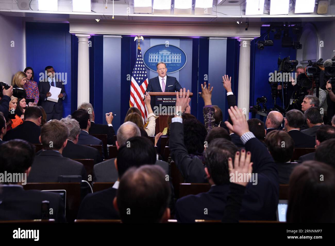 (170721) -- WASHINGTON D.C., 22 juillet 2017 -- une photo prise le 23 janvier 2017 montre le secrétaire de presse de la Maison Blanche Sean Spicer lors de son premier briefing quotidien à la Maison Blanche à Washington D.C., aux États-Unis. L'attaché de presse de la Maison Blanche Sean Spicer a démissionné vendredi 21 juillet 2017, a rapporté le New York Times. US-WASHINGTON D.C.-WHITE HOUSE ATTACHMENT-DÉMISSIONNER YinxBogu PUBLICATIONxNOTxINxCHN Washington D C JUL 22 2017 fichier photo prise LE 23 2017 janvier montre l'Attaché de presse de la Maison Blanche Sean Spicer lors de son premier briefing quotidien À la Maison Blanche à Washington D C l'ONU Banque D'Images