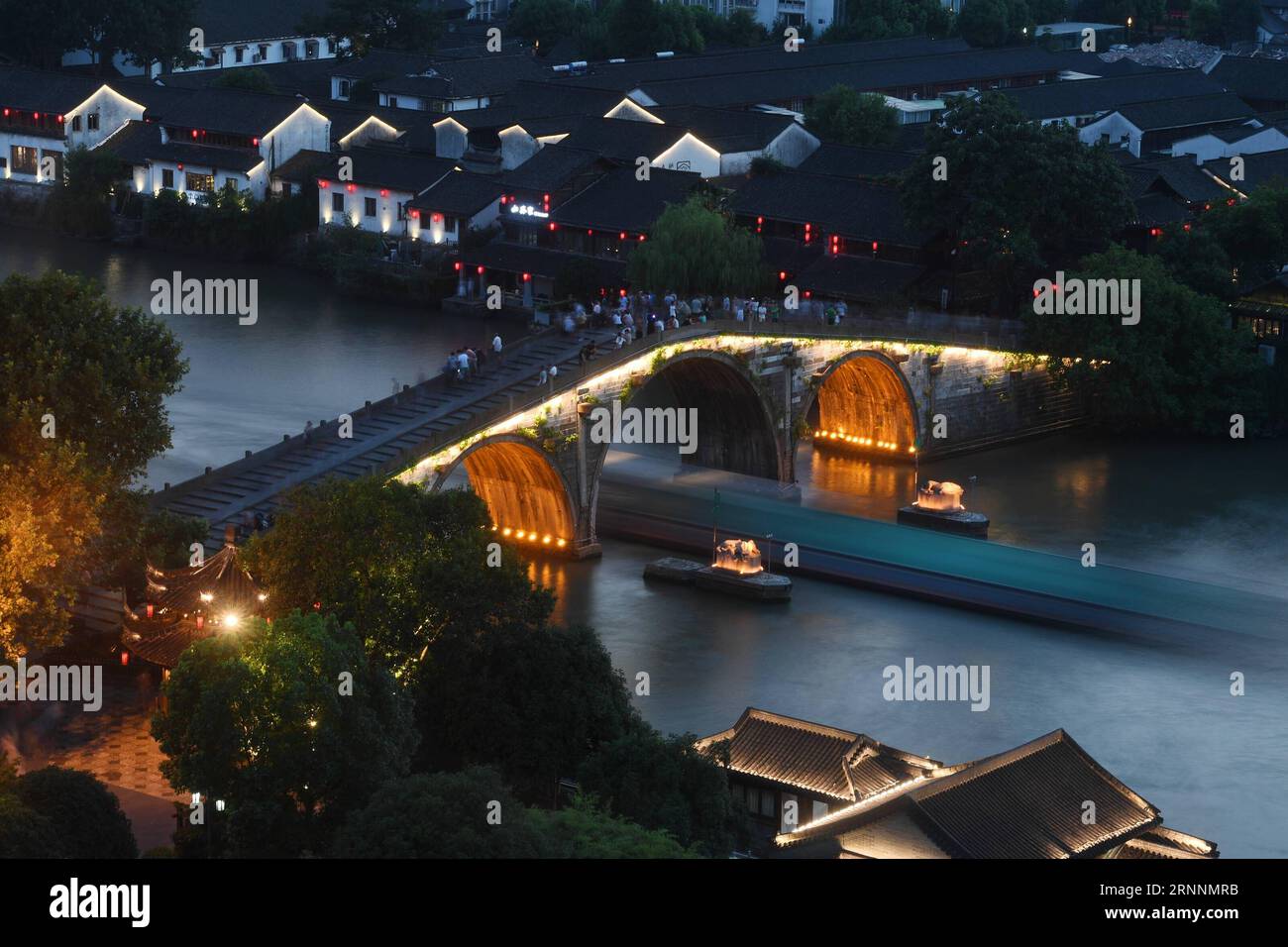 (170721) -- HANGZHOU, le 21 juillet 2017 -- Un cargo traverse le pont de Gongchen au-dessus du Grand Canal à Hangzhou, dans la province du Zhejiang de l'est de la Chine, le 20 juillet 2017. Une ceinture culturelle et pittoresque, comprenant des musées, des zones culturelles et créatives, des reliques historiques et des rues anciennes, s'est formée le long de la section de 12 kilomètres du Grand Canal Pékin-Hangzhou dans le district de Gongshu à Hangzhou. )(MCG)(zt) CHINA-HANGZHOU-GRAND CANAL (CN) HuangxZongzhi PUBLICATIONxNOTxINxCHN Hangzhou juillet 21 2017 un cargo NAVIGUE à travers le pont Gong Chen au-dessus du Grand Canal à Hangzhou East China S Zhejia Banque D'Images