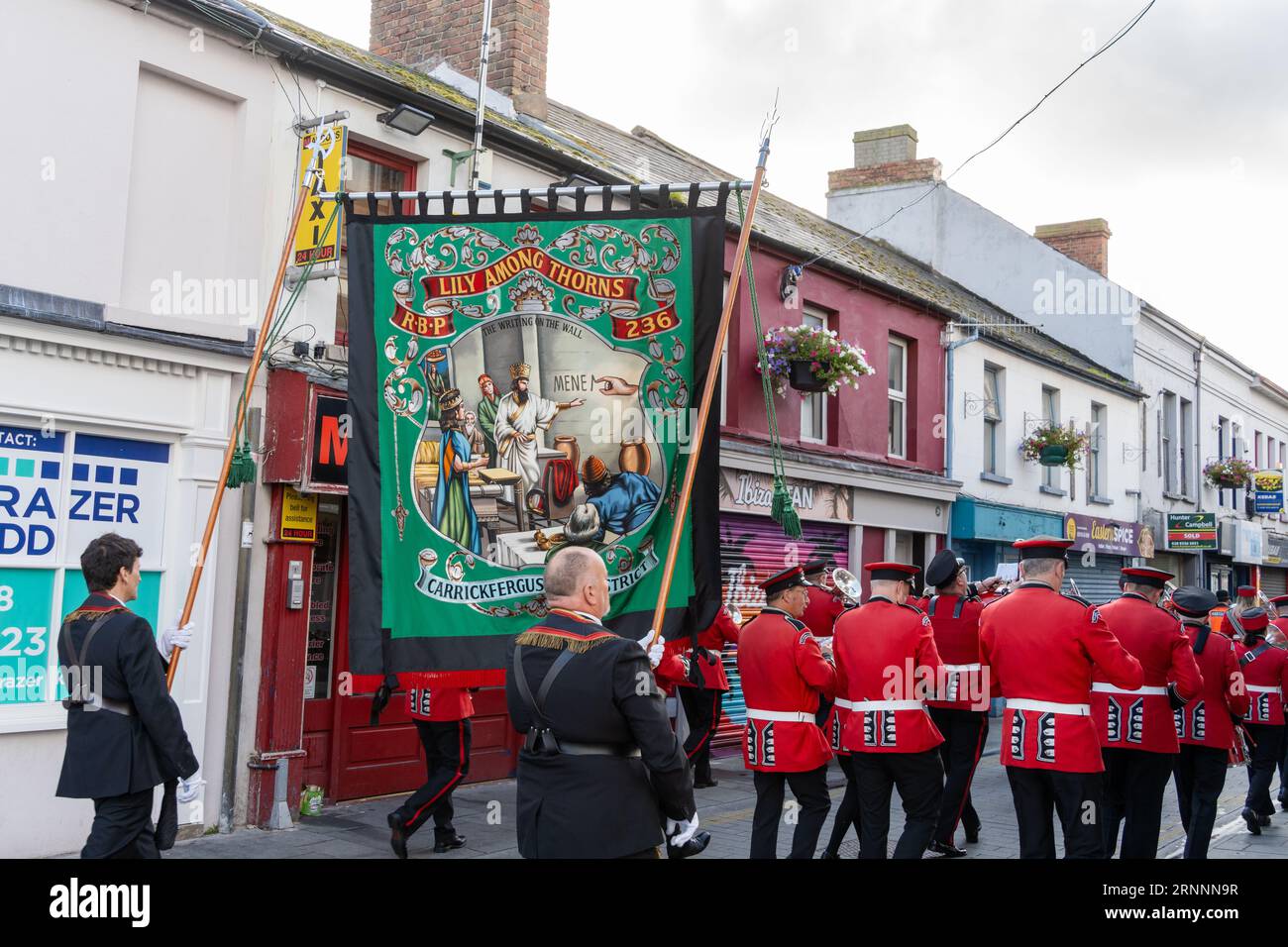 RBDC No4, une fanfare protestante qui marche avec bannière, à Carrickfergus, en Irlande du Nord. Banque D'Images