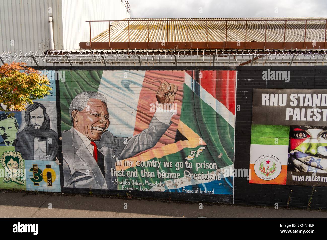 Républicain irlandais, Sinn Fein et fresque des droits civiques représentant Nelson Mandela sur le mur international ou mur de solidarité, Belfast, Irlande du Nord Banque D'Images