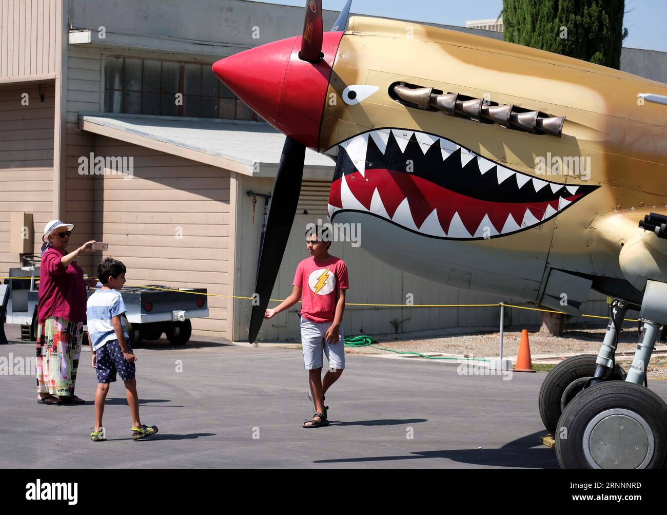 (170723) -- CALIFORNIE, 23 juillet 2017 -- des gens visitent la première Guerre mondiale et le spectacle des premiers avions au planes of Fame Air Museum à Chino en Californie, aux États-Unis, le 22 juillet 2017.) (Zxj) US-CALIFORNIA-AIRCRAFT SHOW ZhaoxHanrong PUBLICATIONxNOTxINxCHN Californie juillet 23 2017 célébrités visitent le World was I et Early Aircraft Show au Plan of Fame Air Museum à Chino of California États-Unis juillet 22 2017 U S California Aircraft Show ZhaoxHanrong PUBLICATIONxNOTxINxCHN Banque D'Images