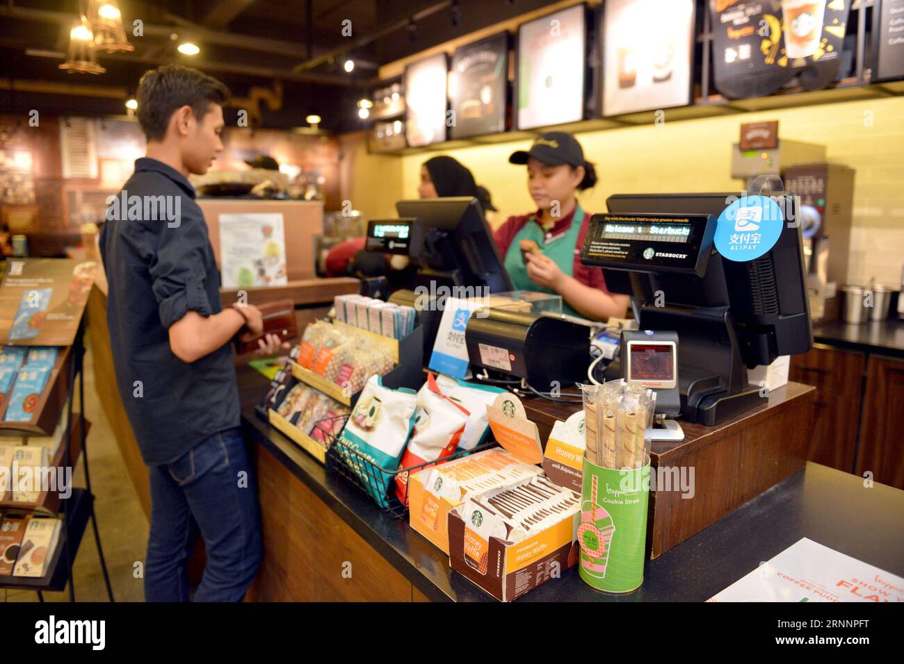 (170724) -- KUALA LUMPUR, le 24 juillet 2017 -- des logos d'Alipay sont vus dans un magasin à Kuala Lumpur, Malaisie, le 24 juillet 2017. La deuxième plus grande banque de Malaisie, CIMB, a joint ses mains avec Ant Financial, une société affiliée du géant chinois du commerce électronique Alibaba, lundi pour répondre aux demandes locales de paiement mobile.) (srb) MALAISIE-KUALA LUMPUR-ALIPAY-PARTNERSHIP ChongxVoonxChung PUBLICATIONxNOTxINxCHN Kuala Lumpur juillet 24 2017 logo d'Alipay sont des lacs à l'intérieur d'un magasin à Kuala Lumpur Malaisie juillet 24 2017 Malaisie S deuxième plus grande banque CIMB joint les mains avec Ant Financial à la société affiliée de Chinese e C Banque D'Images